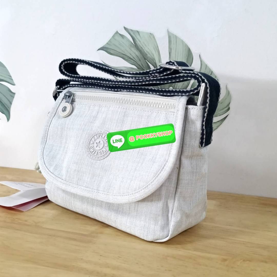 KIPLING SABIAN CROSSBODY MINI BAG กระเป๋าสะพายข้าง วัสดุ Nylon & Polyester 100% ขนาดเล็กกำลังน่ารัก เปิด-ปิดด้วยฝาปิดกระดุมแม่เหล็กและซิปแบรนด์ ด้านในมีแท็กแบรนด์