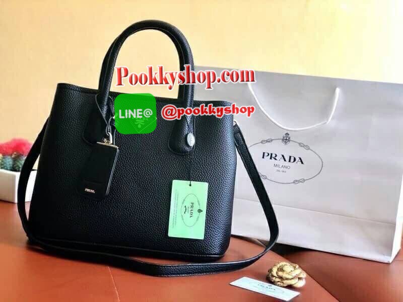 จากแบรนด์ PRADA กระเป๋าหนังลายลิ้นจี่ เคลือบกันน้ำและกันรอยขูดขีด ดูแลง่าย ป้องกันรอยขูดขีดได้ดี ปรับขยายข้างได้ เปิดปิดด้วยซิป ใบนี้มีสายยาวให้คะ เลิศมาก สะพายเป็น shoulder bag ได้เลย ขนาดกำลังดีตัวกระเป๋าไม่หนักมาก ใส่ ipad ของใช้จุกจิกได้หมด จุของได้เย