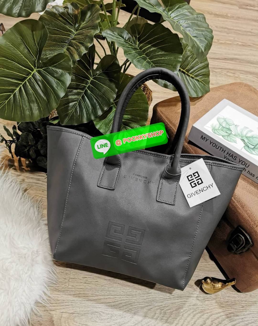 Best Seller! Givenchy Black Soft Leather Shoulder Handbags (Limited edition) กระเป๋าถือหรือสะพายพรีเมี่ยมของเเท้จาก "Givenchy Perfume Counter" วัสดุหนังนิ่มเรียบสีดำด้านหน้าปั้มโลโก้แบรนด์ GV ภายใน Polyester 100% สีดำสกรีนโลโก้สวยดูดี เปิดปิดด้ว