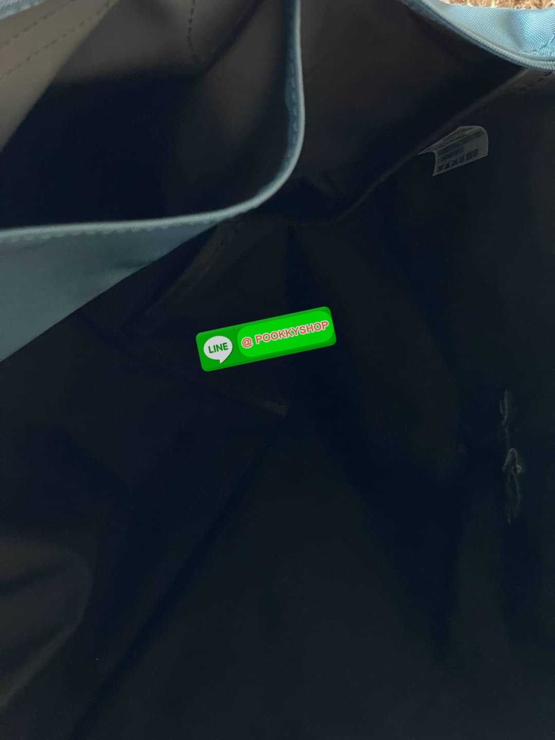 LONGCHAMP LE PLIAGE GREEN Shoulder bag L กระเป๋าโท้ทใบนี้ดึงดูดใจคุณด้วยรูปทรงมินิมอลและปริมาตรที่เพียงพอซึ่งสามารถเก็บเอกสารหรือแล็ปท็อปทั้งหมดของคุณได้อย่างง่ายดาย ด้ามยาวช่วยให้คุณสวมใส่ได้อย่างสบายบนไหล่ ขณะที่การปิดด้วยซิปช่วยให้มั่นใจได้ว่าสิ่งของทั