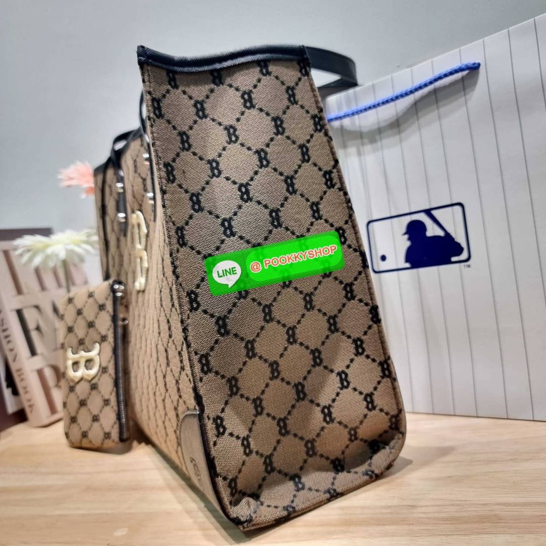 MLB MONOGRAM TOTE BAG กระเป๋าทรงโท้ท ใบใหญ่จุคุ้ม ที่มีกิมมิคไม่เหมือนใคร ด้วยดีไซน์ลวดลายโมโนแกรมเอกลักษณ์ ปั๊มลงบนผ้าแคนวาสและหนัง pu คุณภาพดี สวยคม ปากกระเป๋ามีอะไหล่เกี่ยวกันของหล่นได้ มาพร้อมสายสะพายในตัว ภายในโล่งกว้างมาก ใส่ของสำคัญได้แบบไร้กังวล ห
