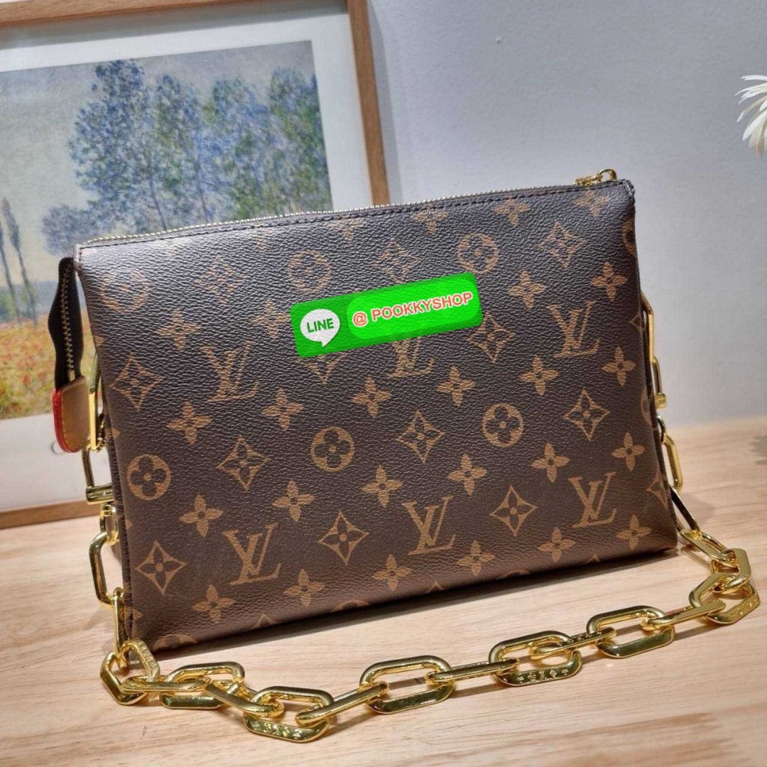 LV coussin pm bag 🔆 Details กระเป๋าสะพายกึ่งคลัชท์ สุดล้ำ ดีไซน์ใหม่ สีลิมิเต็ด ล่าสุดจากเคาน์เตอร์ duty free มาแรงมาก ด้วยความสวยปังตั้งแต่แรกเห็น มาพร้อมสาย 2 เส้น สวยลัคชูแบบสับๆ มีสายโซ่ที่มีดีเทลละเอียดไม่ซ้ำ และสายสปอร์ตครอสบอดี้ ที่จะคล้องไ