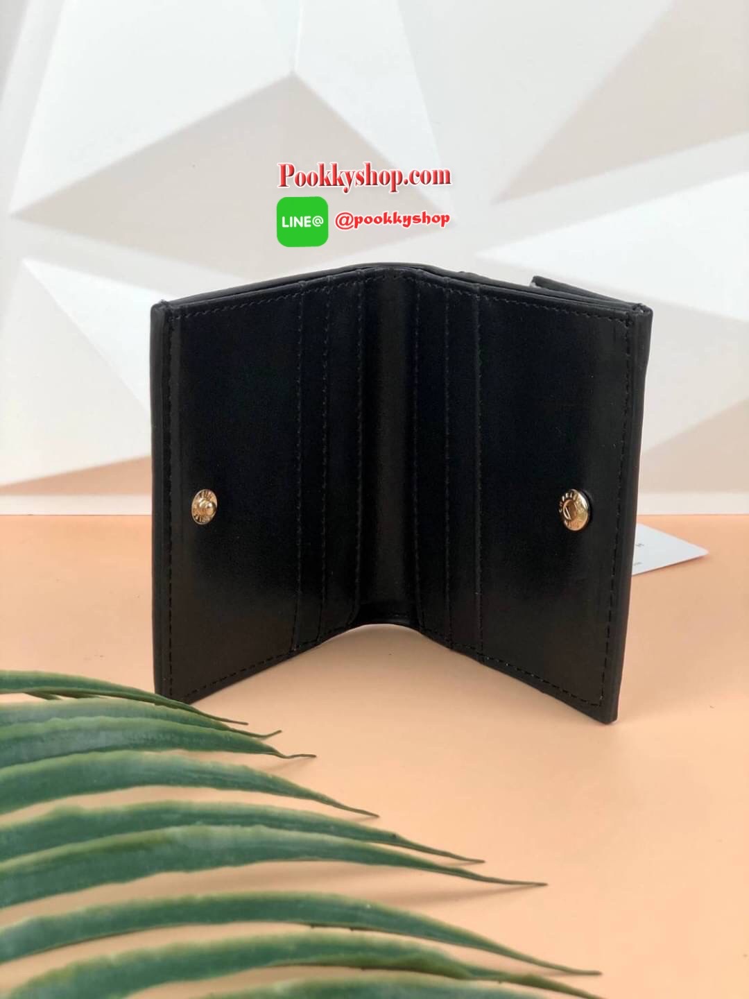 CHARLES & KEITH CROC-EFFECT SMALL WALLET กระเป๋าเงินใบสั้น วัสดุหนังพิมพ์ลายจรเข้ (สีมัลติหนังเรียบ) ด้านหลังมีช่องซิปใส่เหรียญ รุ่นนี้เปิดปิดแบบกระดุม ด้านในมีช่องใส่บัตรได้ 6 ใบ และช่องใส่ธนบัตรได้ตามยาว ไม่ต้องพับแบงค์เลยค่า น่ารัก ใบประทัดรัด ห้ามพลาด