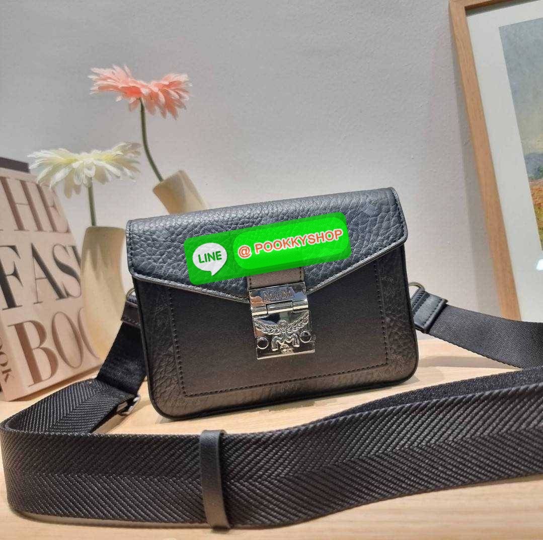 MCM SMALL MILLIE CROSSBODY IN VISETOAS กลับมาแน่นๆกับไอเท็มสุดฮิต!! ดาราเซเลปใช้กันเพียบ กระเป๋าสะพายข้าง ดีไซน์กึ่งสปอร์ต แต่แฝงความหรูในตัว ใช้งานง่ายด้วยขนาดที่พอเหมาะ และสายสะพายสปอร์ตที่สะพายคาดได้สะดวก จะสะพายข้าง สะพายแบบคาดอก ก็ดูดีไปหมด เปิด-ปิดด