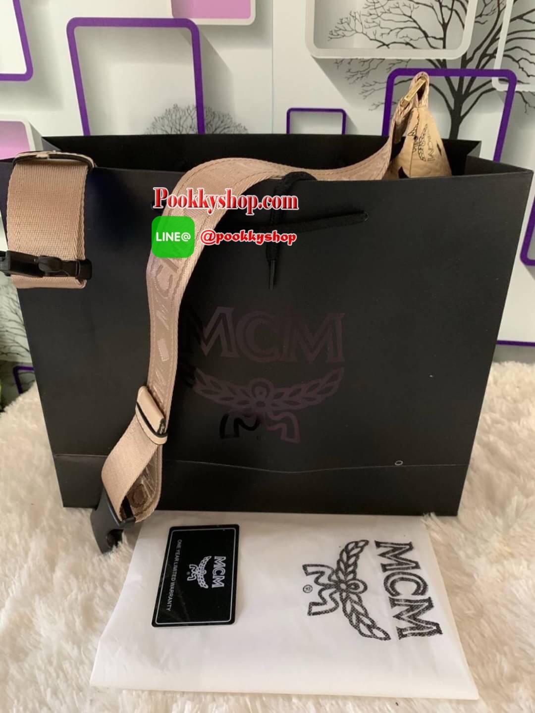 MCM Fursten ลาย Visetos กระเป๋าคาดอก/เอว ที่เข้ากับทุกไลฟ์สไตล์ จะคาดรอบเอวหรือพาดลำตัวก็ให้ลุคสตรีทแบบทันสมัย วัสดุหนังสังเคราะห์เคลือบผิวลาย Visetos หนังดีมากๆ ค่ะเปิด-ปิดด้วยซิป 2 ทาง ด้านหลังมีช่องซิปยาว 1 ซิป ด้านในโล่งกว้าง และมีช่องสำหรับเก็บของจุก