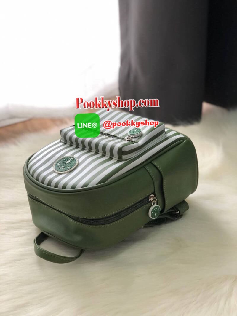 STARBUCKS BACKPACK กระเป๋าเป้สุดน่ารัก ขนาดกำลังพอเหมาะสำหรับใส่ของระหว่างวัน และช่องจัดเก็บอีกหลากหลายรูปแบบ ดีไซน์สวยนับเป็นอีกหนึ่งกระเป๋าเป้ที่พร้อมให้คุณได้สะพายออกไปข้างนอกได้ทุกวันอย่างมั่นใจ เพราะแมทช์เข้ากับทุกลุค รุ่นนี้แนะนำเลยค่า