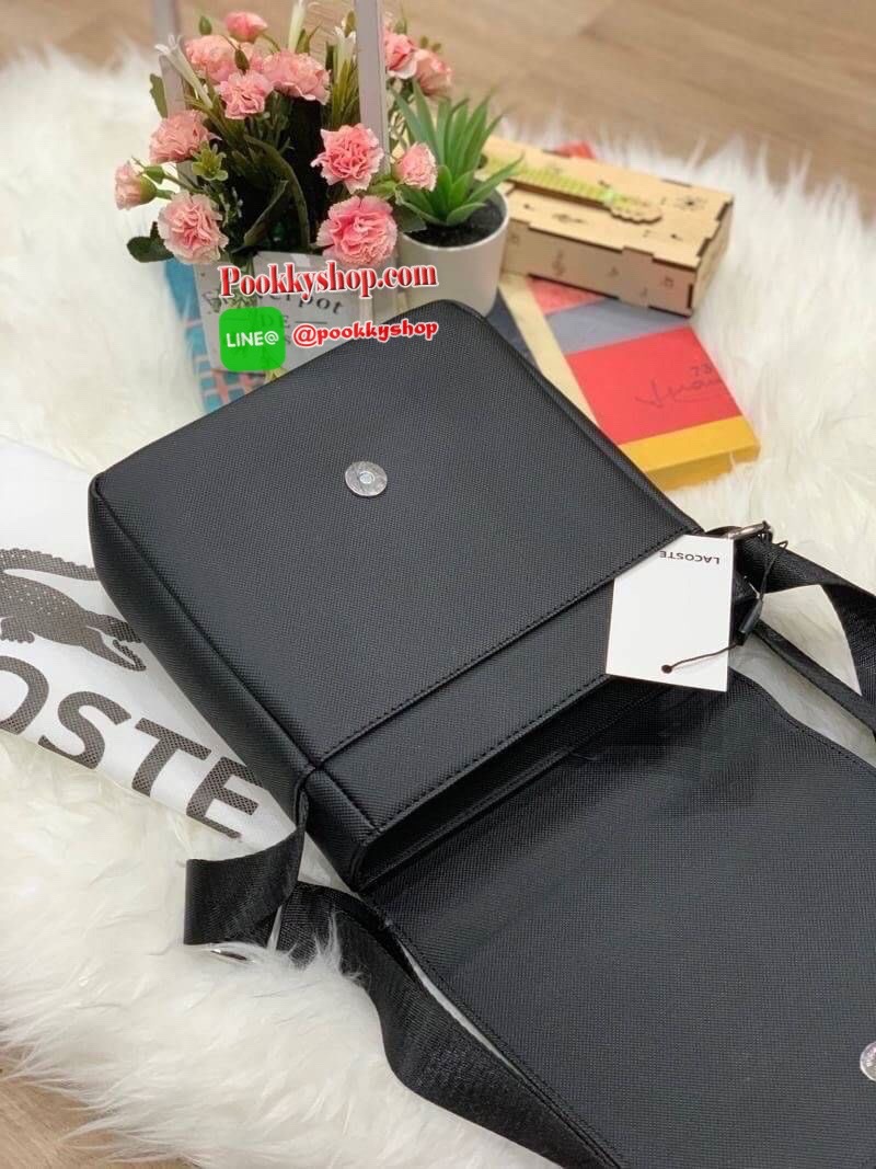 ลาคอส Classic Flap Crossover Bag จากแบรนด์ดัง หนังสวยงามตามแบบฉบับของแบรนด์ ด้านหน้ามีสัญลักษณ์จรเข้เป็นโลโก้แบรนด์ เปิดปิดด้วยกระดุมแม่เหล็ก ภายในมีช่องใส่ของเป็นสัดส่วน ขนาดกำลังดี ใส่ มินิipad , กระเป๋าสตาค์ยาวได้ สายสะพายยาวมปรับความยาวได้ฟร