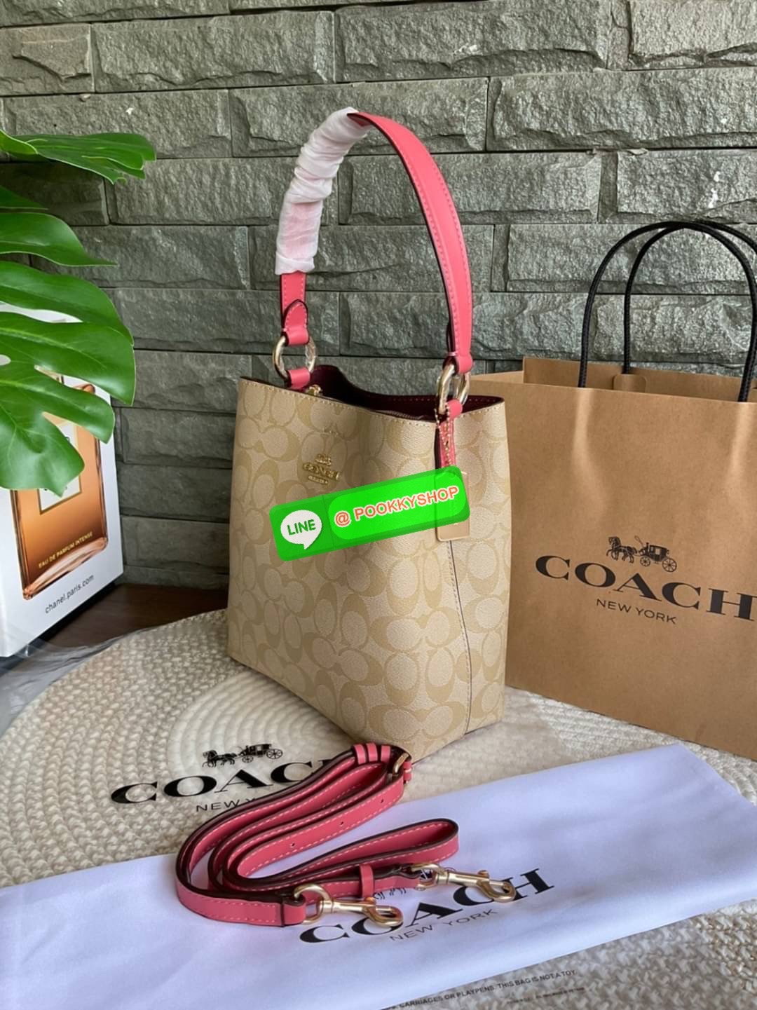 COACH SMALL TOWN BUCKET BAG IN SIGNATURE CANVAS รุ่น 2312 Collection บักเก็ตคลาสสิค รุ่นยอดนิยม กำลังมาแรงมากๆ กระเป๋าสะพายไหล่ และ Cross Body วัสดุหนังแคนวาสอย่างดี มาพร้อมสายสะพายสะพายไหล่ถอดออกไม่ได้ / สายสะพายยาว สายถอดออกได้ มี 3 ช่องใช้งาน