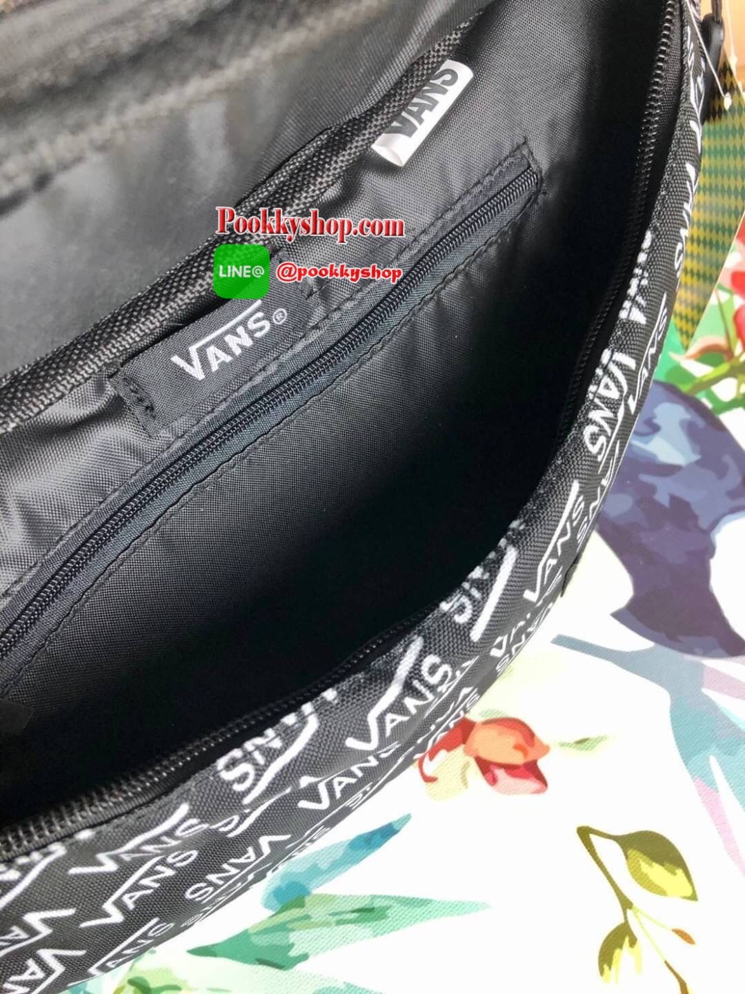 New! กระเป๋าสไตล์คาดอกจาก Vans วัสดุโพลีเอสเตอร์กันน้ำได้เล็กน้อย ทำลวดลายโลโก้แบรนด์ทั้งใบ เปิดปิดแบบซิปที่ด้านหน้า ด้านในมีช้องซิปเล็กให้ 1 ช่อง สามารถใส่กระเป๋าเงินใบยาวและiPhone plus ได้สบายๆค่ะ สายคาดอกปรับสายได้ตามต้องการ มีทั้งหมด 4 สีให้เลือกค่า