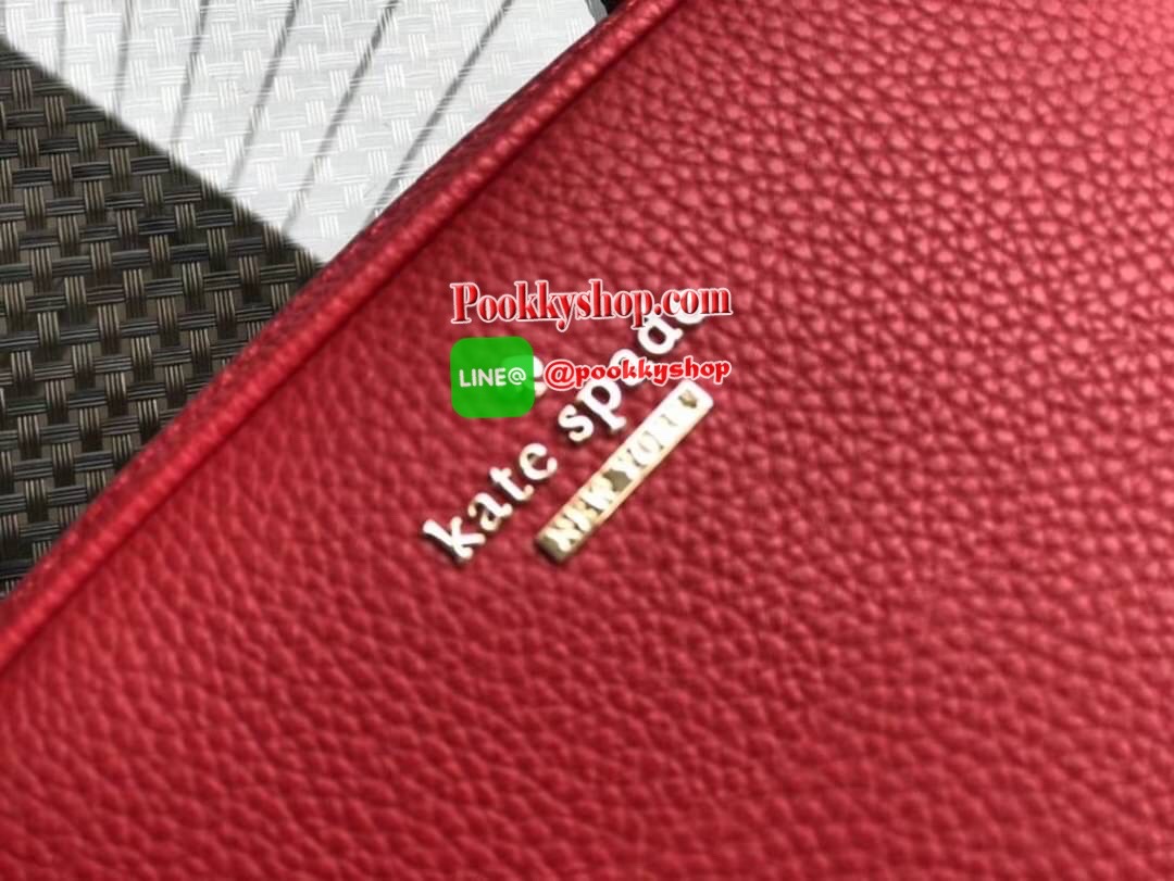 Kate spade New York mini shoulder bag กระเป๋าถือหรือสะพายหนังนิ่ม สวยอยู่ทรง ด้านหน้าประดับโลโก้แบรนด์ อะไหล่ทองหรูหรา น้ำหนักเบา ภายนอก มี2ช่องซิป แยกเป็นสัดส่วน ภายในมีช่องซิป 1 ช่อง และช่องใส่ของจุกจิก 1ช่อง จุของได้เยอะ สายสะพายปรับระดับได้ สะพายข้างห