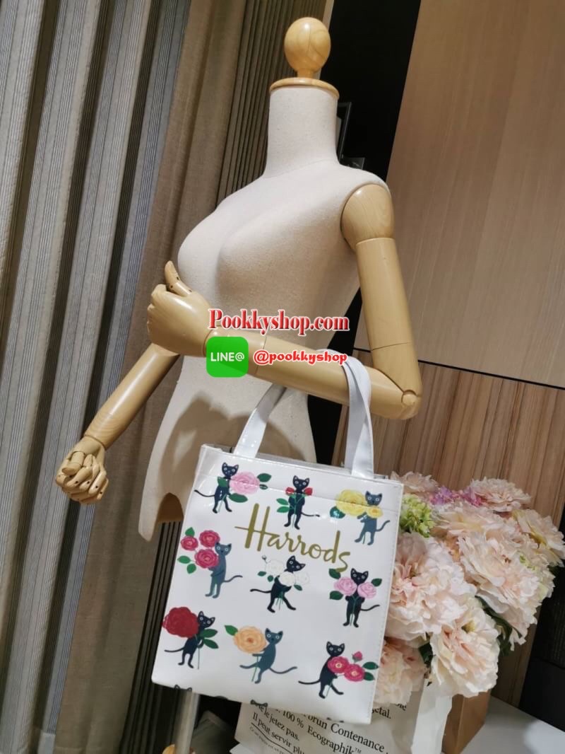 ลายนี้เข้าแล้วนะคะ! พร้อมส่งไอเท็มยอดนิยม! Harrods London Top-handle Shopping Bag กระเป๋า Shopping แบรนด์ดังจากอังกฤษรุ่นยอดนิยมวัสดุ PVC+Polyester 100% ของแท้เนื้อหนาอยู่ทรงกันน้ำ ขนาดกำลังดี น้ำหนักเบา เปิดปิดด้วยซิปสะดวกใช้หัวซิปปั้มโลโก้แบรนด์อะไหล่เง