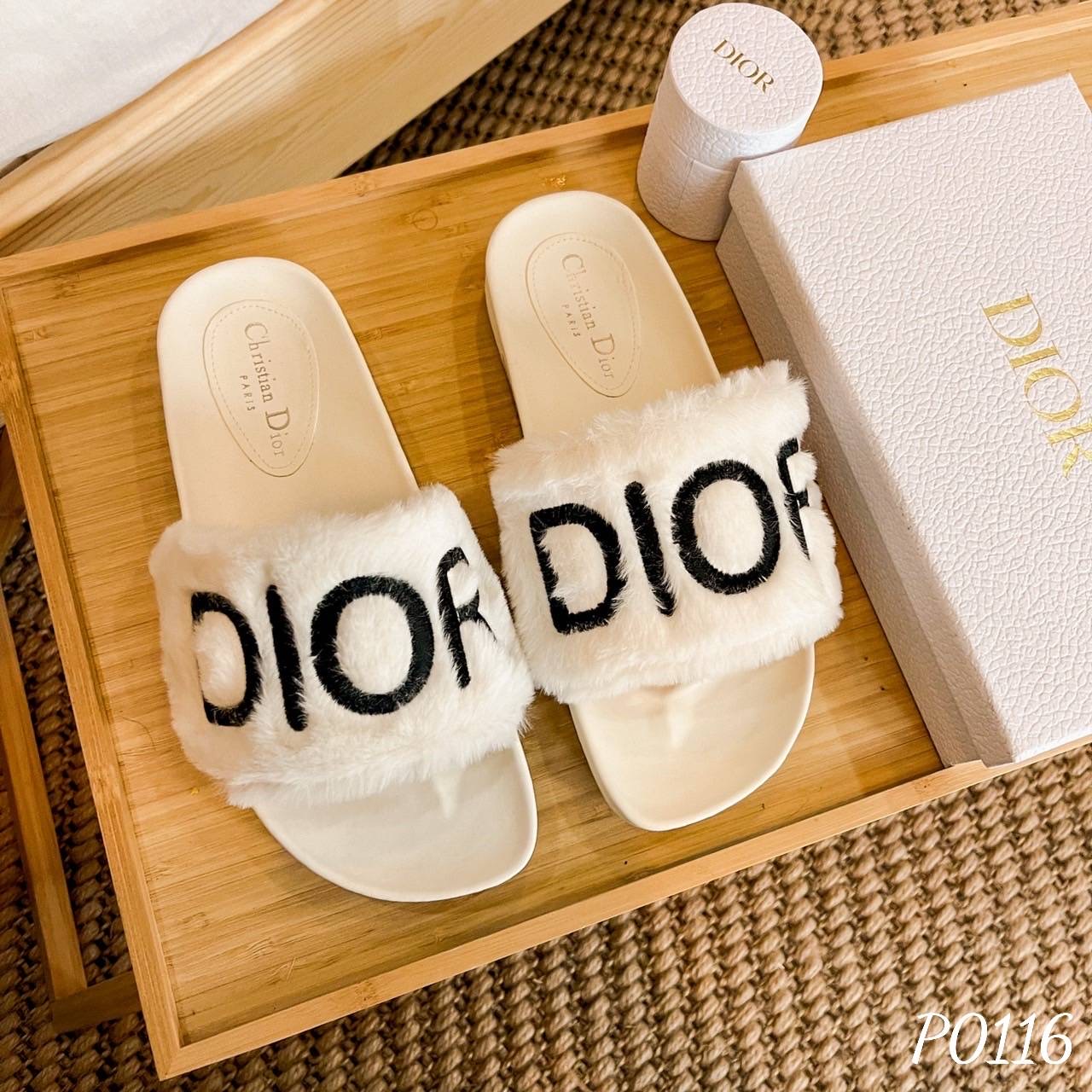 พร้อมส่ง มาใหม่ สวยมาก แตะ D io r งานปักบนขนเฟอร์ งานน่ารักค่ะ หนังนุ่มใส่สบายค๊า