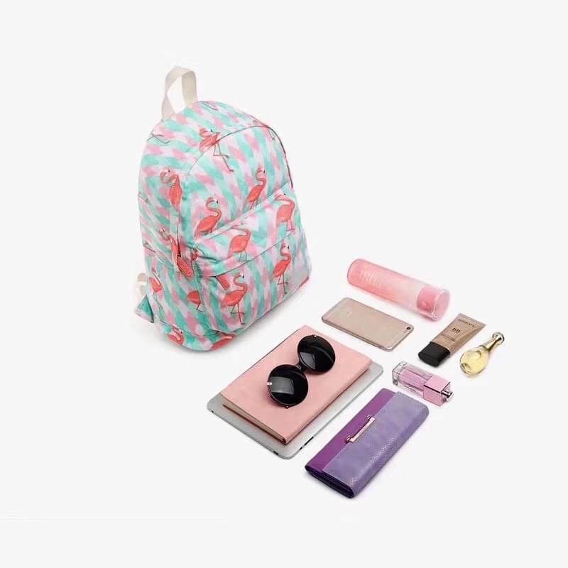 กระเป๋าเป้ ฟามิงโก้ วัสดุตัวกระเป๋าทำจากผ้ากันน้ำลายฟามิงโก้ อะหลั่ยสีทอง ด้านหน้ามีกระเป๋าซิป ตัวจริงน่ารักมากๆ สายกระเป๋าเป็นผ้าไนล่อนอย่างหนา ปรับระดับได้