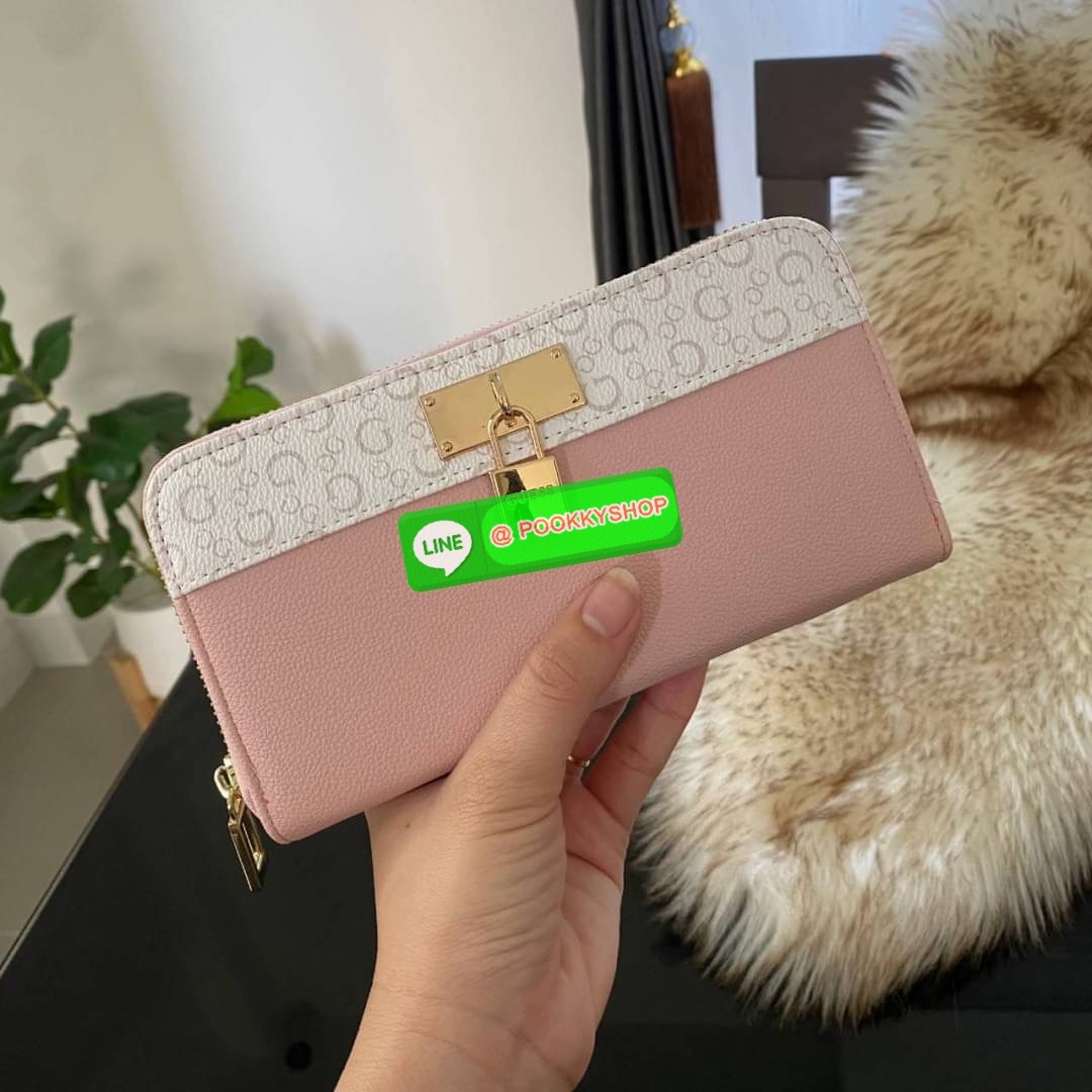 Guess Long Wallet กระเป๋าสตางค์ใบยาวซิปรอบหนังนิ่ม ด้านหน้าโดดเด่นด้วยกุญแจชื่อแบรนด์ รุ่นนี้มีสายคล้องมือมาให้ เพื่อใช้งานง่ายและสะดวกมากยิ่งขึ้น ด้านในมีช่องใส่ธนบัตร ช่องใส่บัตร และช่องซิปใส่เหรียญค่ะ
