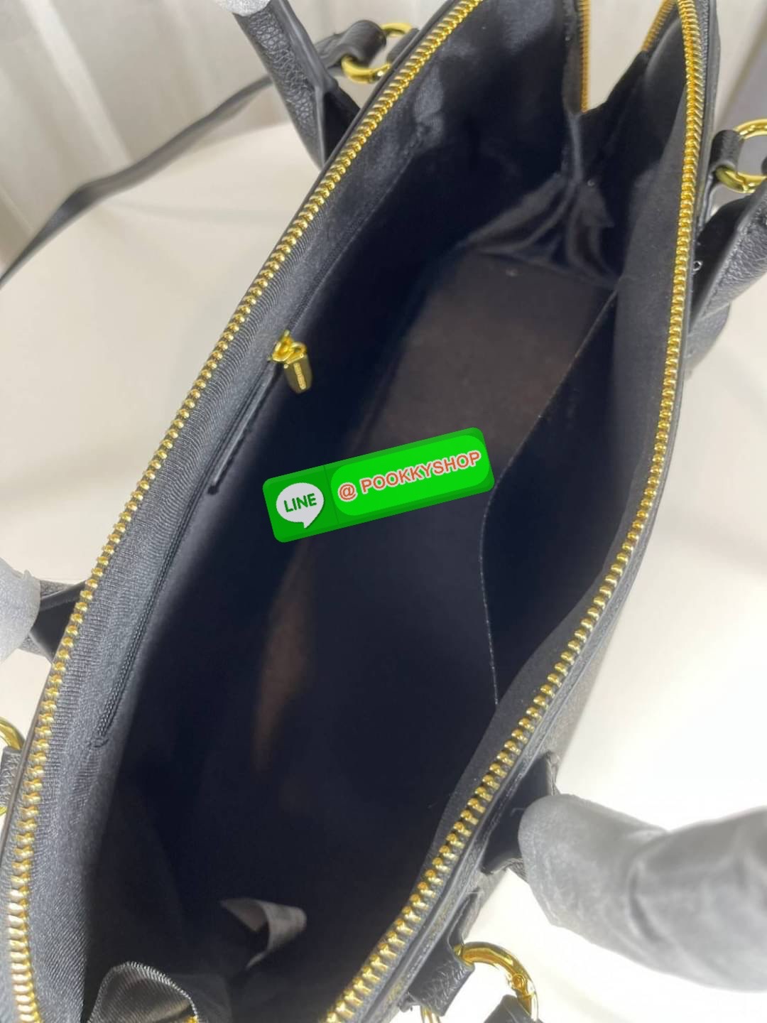 Charles&Keith แท้ Outlet กระเป๋าทรงโดม หรูหราดูไฮ มาพร้อมกับสายสะพาย สำหรับสะพายไหล่ เปิดปิดด้วยซิปคู่ ฐานตั้งอยู่ทรงใบใหญ่ จุของได้เยอะ