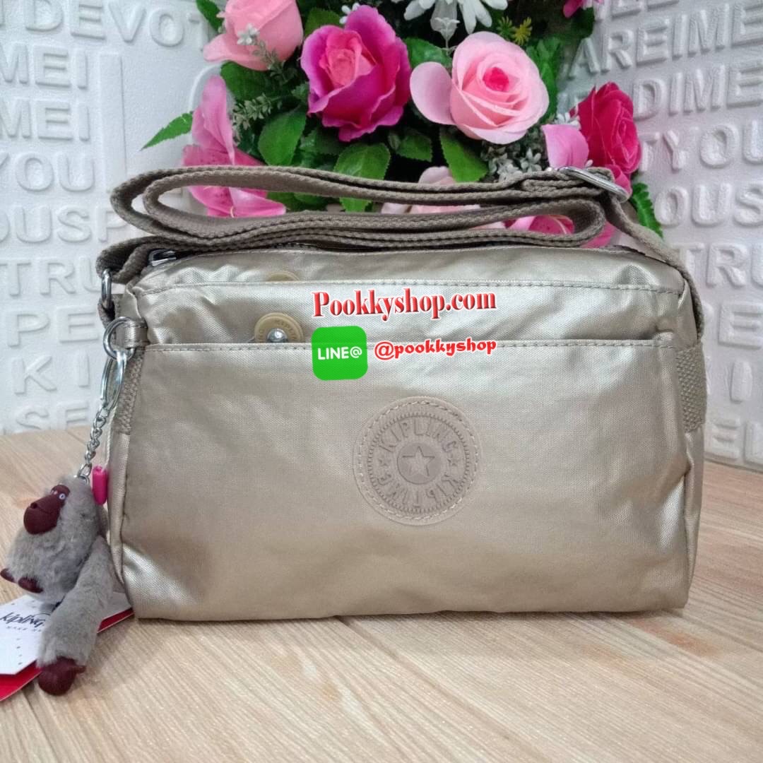 KIPLING Mini Crossbodybag กระเป๋าสะพายข้างขนาดกะทัดรัด ผลิตจากวัสดุ Nylon+ Polyester100% มีช่องใช้งานแยกย่อยมากถึง 4 ช่อง -ด้านหน้ามีช่องซิป 2 ช่อง -ช่องหลักโล่ง กว้าง จุของใช้ได้เยอะ -ด้านหลังมีช่องซิปอีก 1 ช่อง มาพร้อมพวงกุญเเจลิง สายสะพายยาวสามารถปรับไ