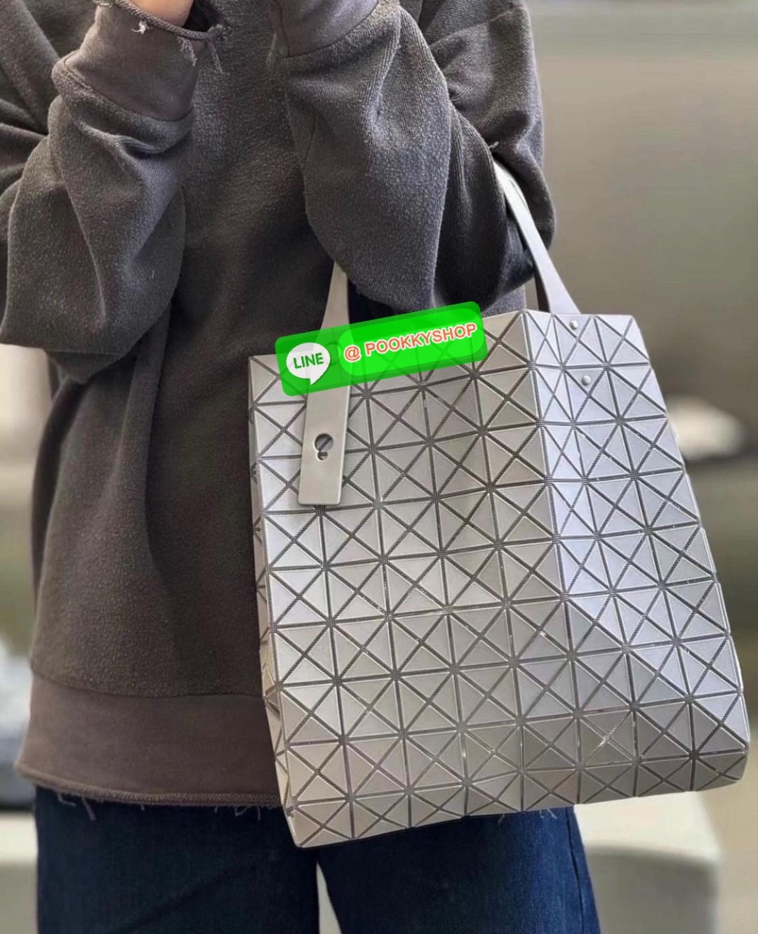BAO BAO PRISM PLUS Handbag (Large) 🔖กระเป๋าถือจากแบรนด์ BAO BAO ISSEY MIYAKE ดีไซน์คลาสสิกทรงสี่เหลี่ยม มาพร้อมลวดลายสามเหลี่ยมที่มีมิติ 🔖วัสดุ: โพลีเอสเตอร์ ผสมหนัง 🔖 ปากกระเป๋าเปิด ซับในเป็นไนลอน มีช่องกระเป๋าด้านในและหูหิ้วกระเป
