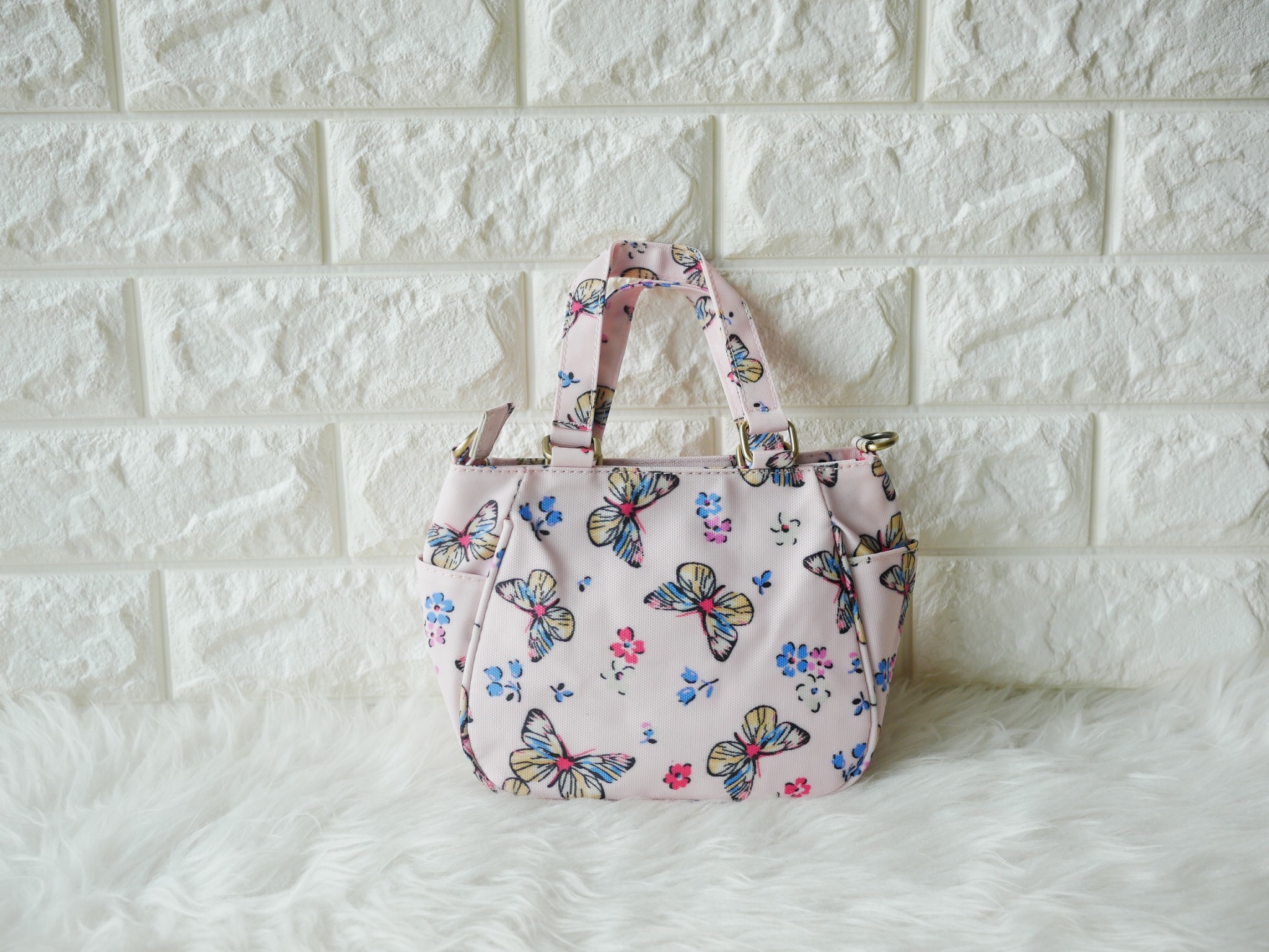 กลับมาทวงบังลังก์ความน่ารัก (cute) น้องเป๋าใบนี้ชื่อว่า (crown)SW 2660-1(crown) ขอมอบมงความคิ้วท์ให้ไปเลย ขนาดกำลังกะทัดรัด 16 x 18 x 9 ซม. (incoming call) ใส่มือถือได้ (wallet) ใส่กระเป๋าตังค์ได้ ใช้ออกงาน (romantic date) ใช้ออกเดท น้องน่ารักน่ารักจริงๆ