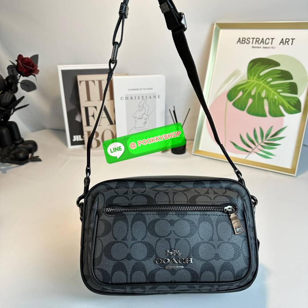 🔆 Model COACH CJ510 ELIAS CROSSBODY IN SIGNATURE CANVAS 🔆 Details ใหม่ล่าสุด กับไอเท็มสุดชิค กระเป๋าครอสบอดี้ทรงคลาสสิค ดีไซน์รูปแบบใหม่ ใช้งานง่ายและสะดวก ด้านหน้ามีช่องซิป ด้านหลังมีช่องแยกให้ เปิด-ปิดด้วยซิป ภายในเป็นช่องโล่ง มีช่องซิปแ