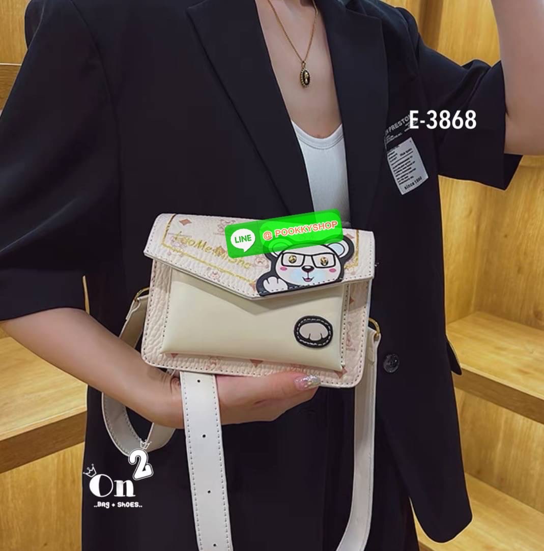 กระเป๋าสะพายข้างทรงแมสเซนเจอร์ เปิดหน้าอะไหล่ทอง สไตล์แบรนด์ มาพร้อมสายสะพายยาวปรับระดับได้ค่ะ ค่ะ