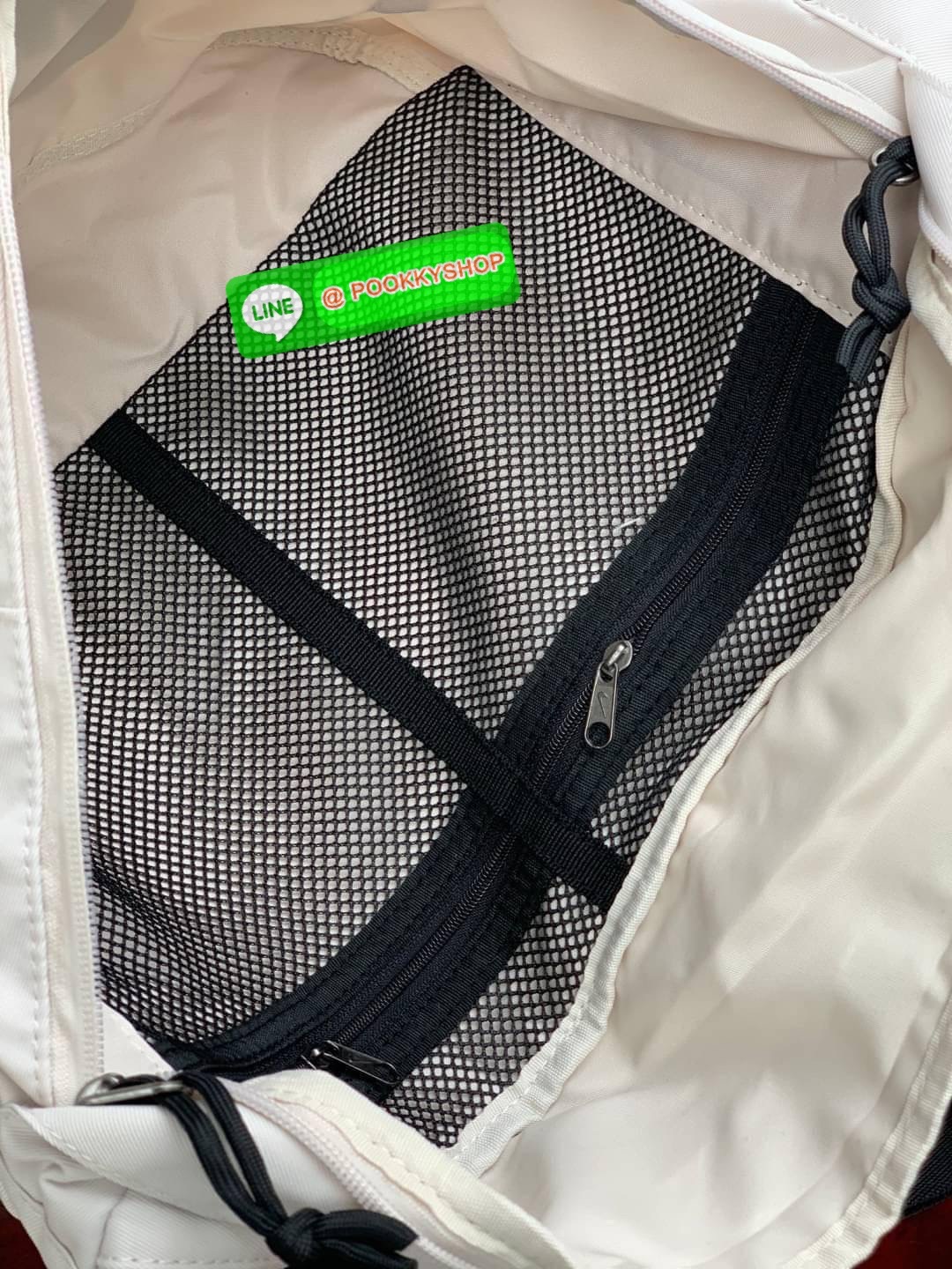 Nike Tech hip pack กระเป๋าคาดเอว Nike Tech รุ่นใหม่ชนช้อป!! ให้คุณหยิบใช้อุปกรณ์กีฬาและพกพาได้อย่างง่ายดาย พร้อมโดดเด่นด้วยกระเป๋าซิป 2 จุดสำหรับเก็บสิ่งของ และสายกระเป๋าแบบปรับได้เพื่อให้แนบกับลำตัว ใช้งานได้คล้องตัว ใส่ของได้จุสมใจเลยคร้า