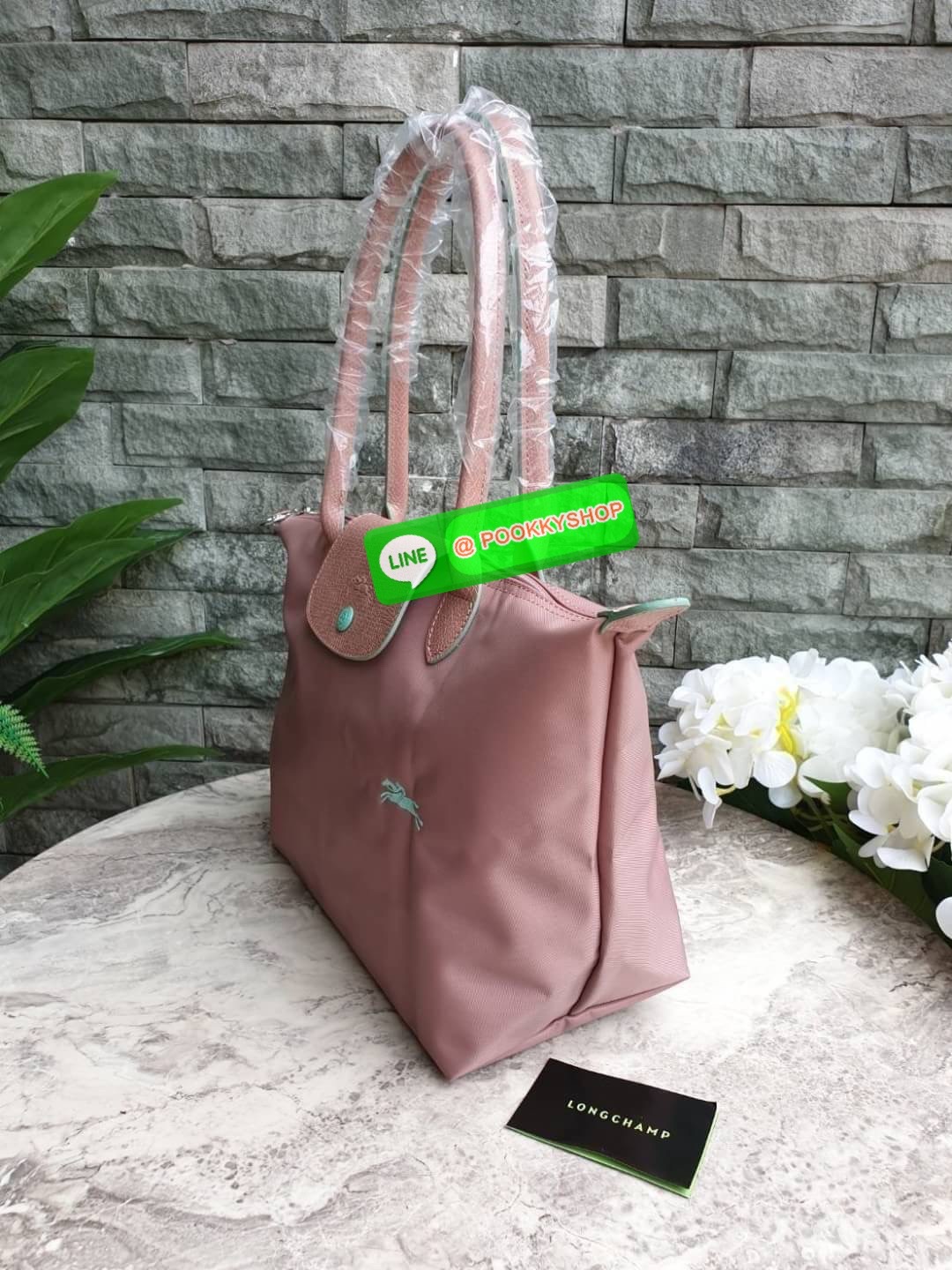Longchamp Le Pliage Club Tote Bag Size S หูยาว วัสดุเนื้อผ้า Nylon Canvas เคลือบกันนำ้ ตัดด้วยหนังแท้ที่มีน้ำหนักเบา ดีไซน์เรียบง่ายแต่เต็มไปด้วยความคลาสสิก จนเป็นที่ชื่นชอบไปทั่วโลก Longchamp ปรับโฉม LE PLIAGE ด้วยการปักลายรูปม้า-ตราสัญลักษณ์ของแบรนด์บนผ
