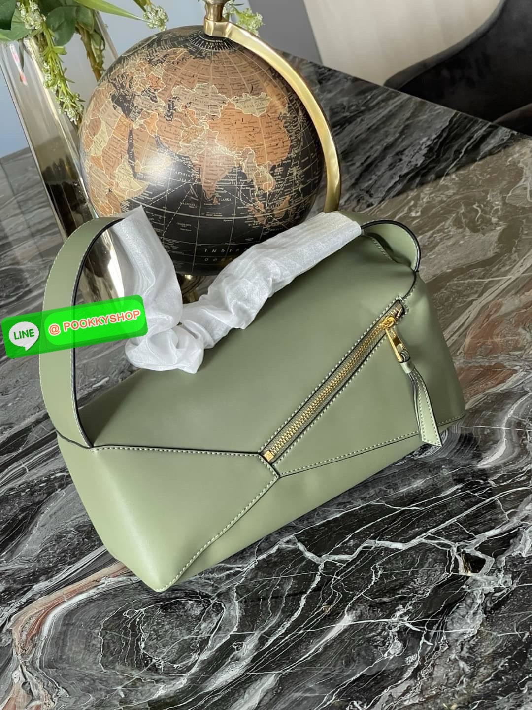 💕Loewe Puzzle Hobo bag กระเป๋ารุ่น Puzzle มีความพิเศษในหลายด้าน ไม่ว่าจะเป็นรูปทรงที่แปลกใหม่ มินิมอลด้วยโลโก้อนาแกรมแบบประทับ ดูหรู เป็นกระเป๋า Unisex ที่ไม่ว่าคุณจะเป็นผู้หญิงหรือผู้ชายก็ใช้งานได้ ลายกระเป๋าได้มาจากการนำหนังมาเย็บต่อกันทั้งหมด ถ