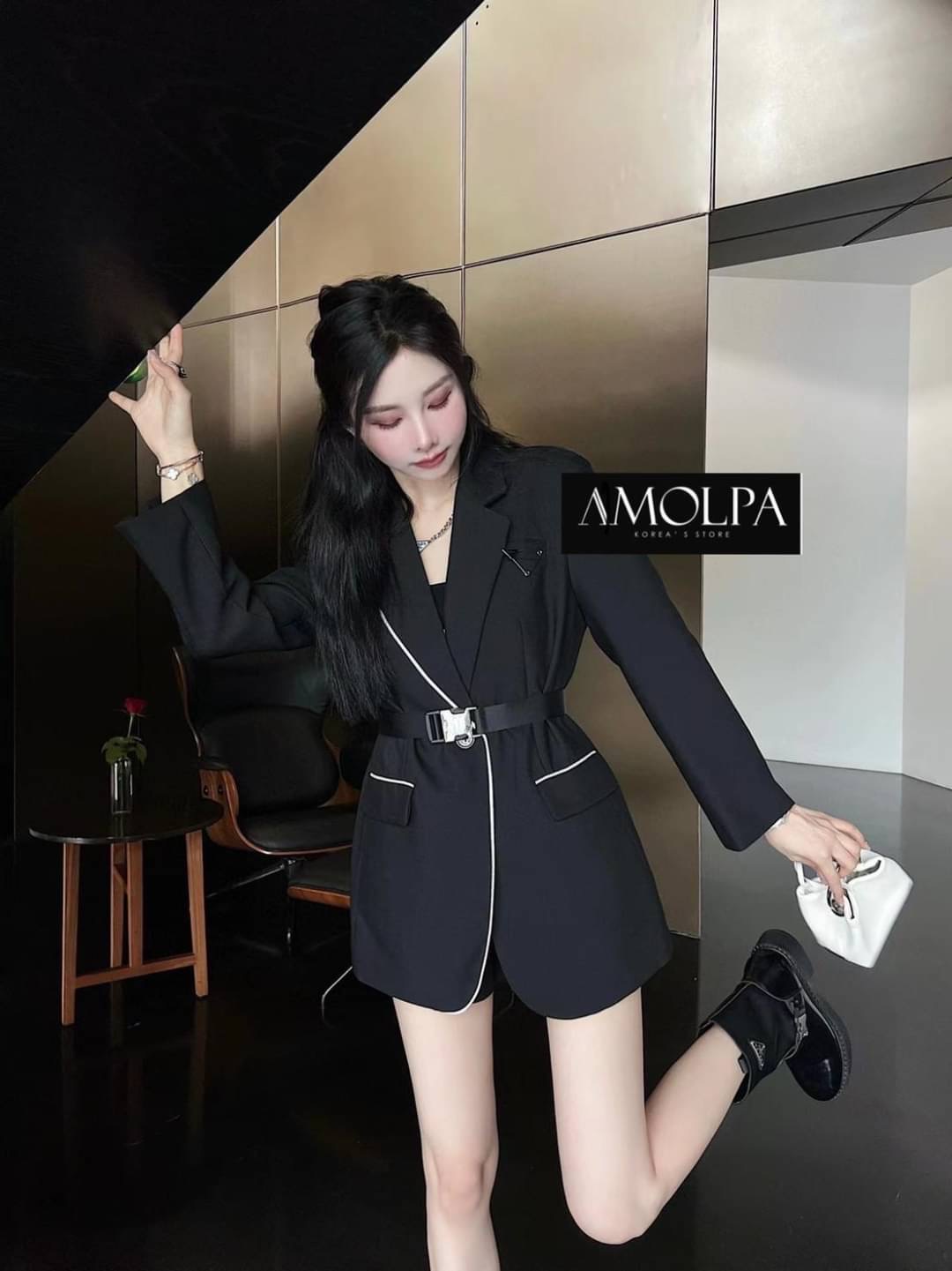 ตัวเสื้อเป็นสูท BLAZER งาน PRADA WITH BELT ด้านหน้าแต่งกระดุม มีกระเป๋าล้วงด้านหน้า งานดีมากกก ผ้าอย่างหนัก มีซับในในตัว งานเนี๊ยบ *** งานการันตรี คุณภาพดีสุดๆคะ*** งานดีแบบนี้สาวๆทราบแล้ว รีบจองด่วนก่อนหมดน้ะจ้าา ป้าย Tag PRADA