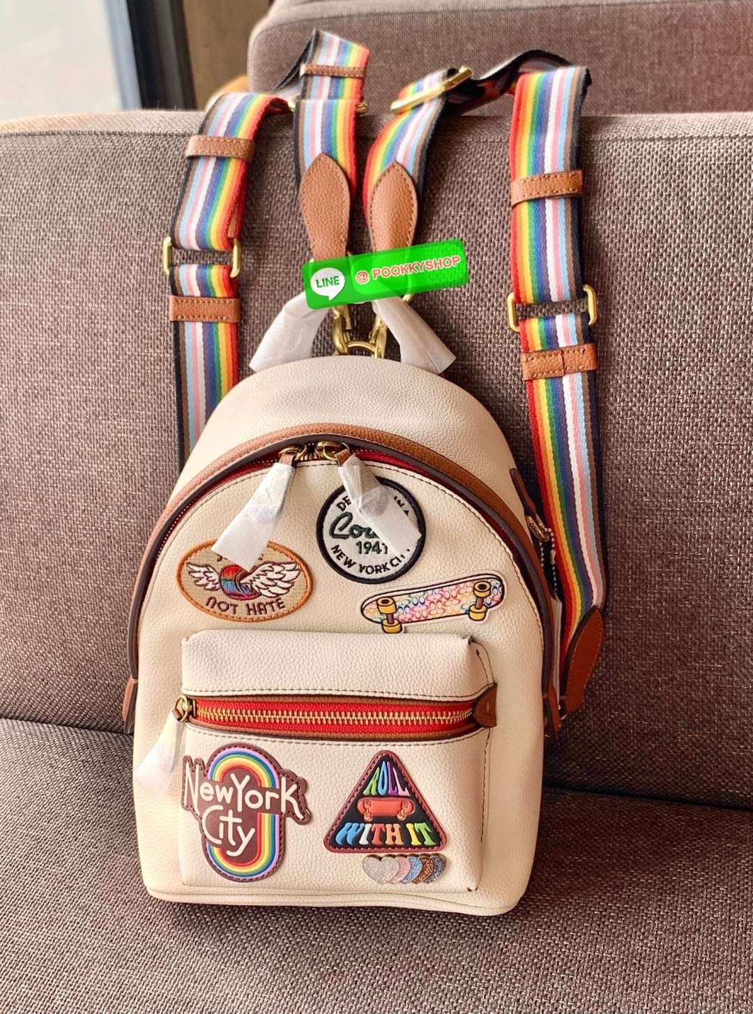COACH CHARER BACKPACK WITH PATCHES ((CA137)) 🌈หลงรักเธอมากมาย เอาอะไรมาแลกก็ไม่ยอมจ้า🥱 ❣️กระเป๋าสะพายแบบมรหูหิ้ว วัสดุหนังแท้อย่างดี ลายหนังสวยมากๆ ละมุนมือมากๆค่ะ ❣️รุ่นนี้สามารถสะพายแบบเป้ได้//สะพายเฉียงด้านหลังได้//คาดมาด้