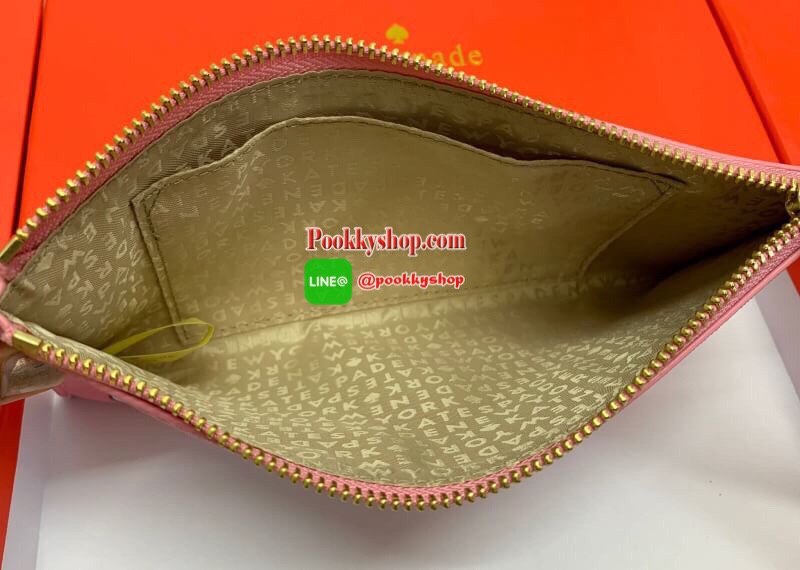 New arrival !! Kate spade new york clut bag with box รุ่นใหม่ล่าสุดปี 2019 ต้อนรับปีหมูค่ะ!! กระเป๋าถือแบบคลัท วัสดุหนังซาฟเฟียโน่ หนังนิ่มมือดีมากๆค่ะ ด้านหน้ามีโลโก้แบรนด์ พร้อมเพ้นท์รูปหมูดูซุกซนค่ะ เปิดปิดกระเป๋าแบบซิป ภายในใส่มือถือได้ทุกรุ่น;พาสปอร์
