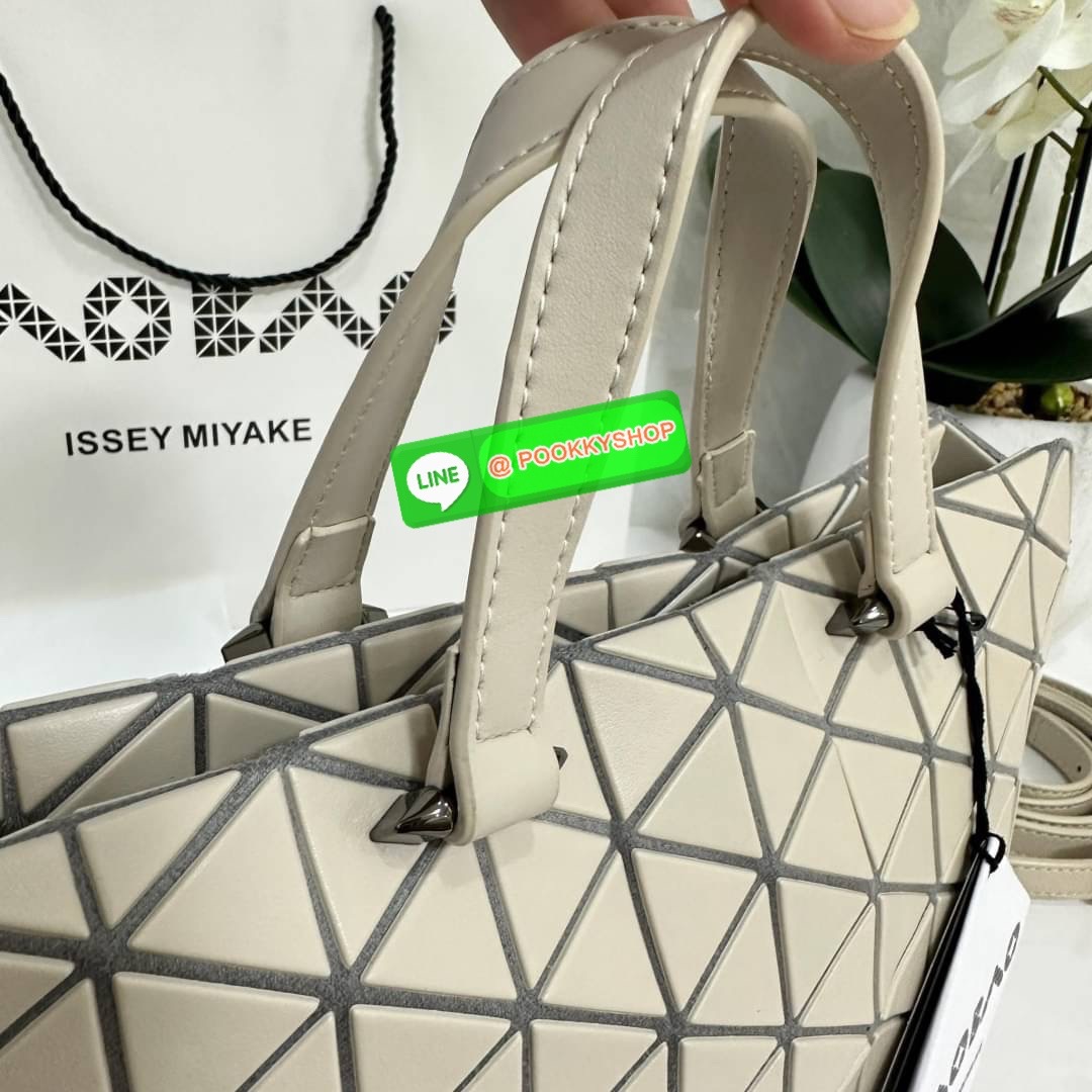 Bao Bao issey Miyake Tonneau Small Matte Bao Bao Issey Miyake รุ่น TONNEAU (ทอนโนะ) กระเป๋าทรง Boston Bag ที่โดดเด่นด้วยลายแพทเทิร์น 3 เหลี่ยมด้านเท่าเรียงต่อกัน ทำให้กระเป๋าใบนี้มีความโดดเด่นทั้งในเรื่องของดีไซน์ที่ทันสมัย และการใช้งานที่ครบทุกฟังก์ชั่น