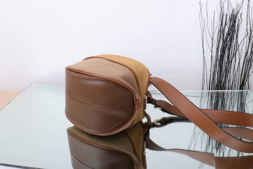 กระเป๋าลูกมะเฟืองยอดฮิต ดาราเซเลปใช้กันเยอะมาก งานตั้งใจผลิตกว่าจะได้มา แก้งานข้ามปี หลายรอบเพื่อความเป๊ะ งานสวยหนังสวย แถมฟรี!! ที่ห้อยลายดอกไม้ โอ้ย!!สวยเป๊ะขนาดนี้จะพลาดได้งัย