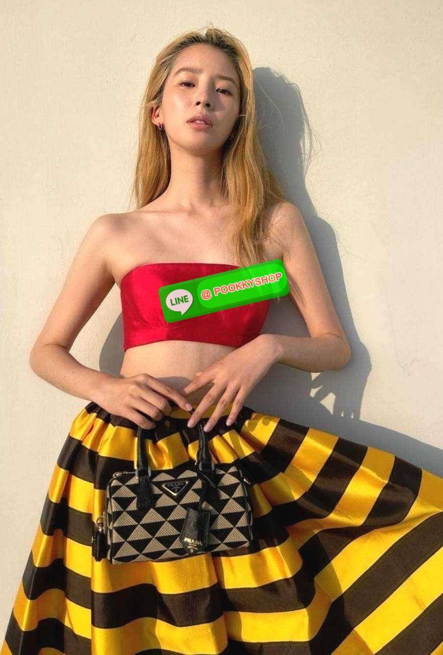 ✴️ห้ามพลาด!✴️PRADA FABRIC MICRO BAG VIP GIFT WITH PURCHASE (GWP) กระเป๋าพรีเมี่ยมกิ๊ฟ Limited จาก PRADA DUTYFREE COUNTER โดดเด่นที่วัสดุ Jacquard Fabric Micro ดีไซน์สวยคลาสสิคขนาดกำลังดี หูกระเป๋าประดับTagแบรนด์ถอดออกได้ ภายในมีโลโก้ ใส่มือถ