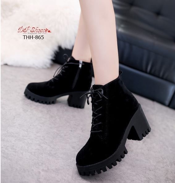 สินค้าพร้อมส่ง รองเท้าบูทส้นสูงนำเข้า วัสดุหนังกลับ ด้านในบุขนนุ่มๆ ส้นตัน มีแถบซิปด้านข้าง สวมใส่ง่าย สาวๆที่มีแพลนเที่ยวไม่ควรพลาด งานสวย ราคานี้คุ้มมากๆจ้า รีบจับจองกันน้าจ๊ะ