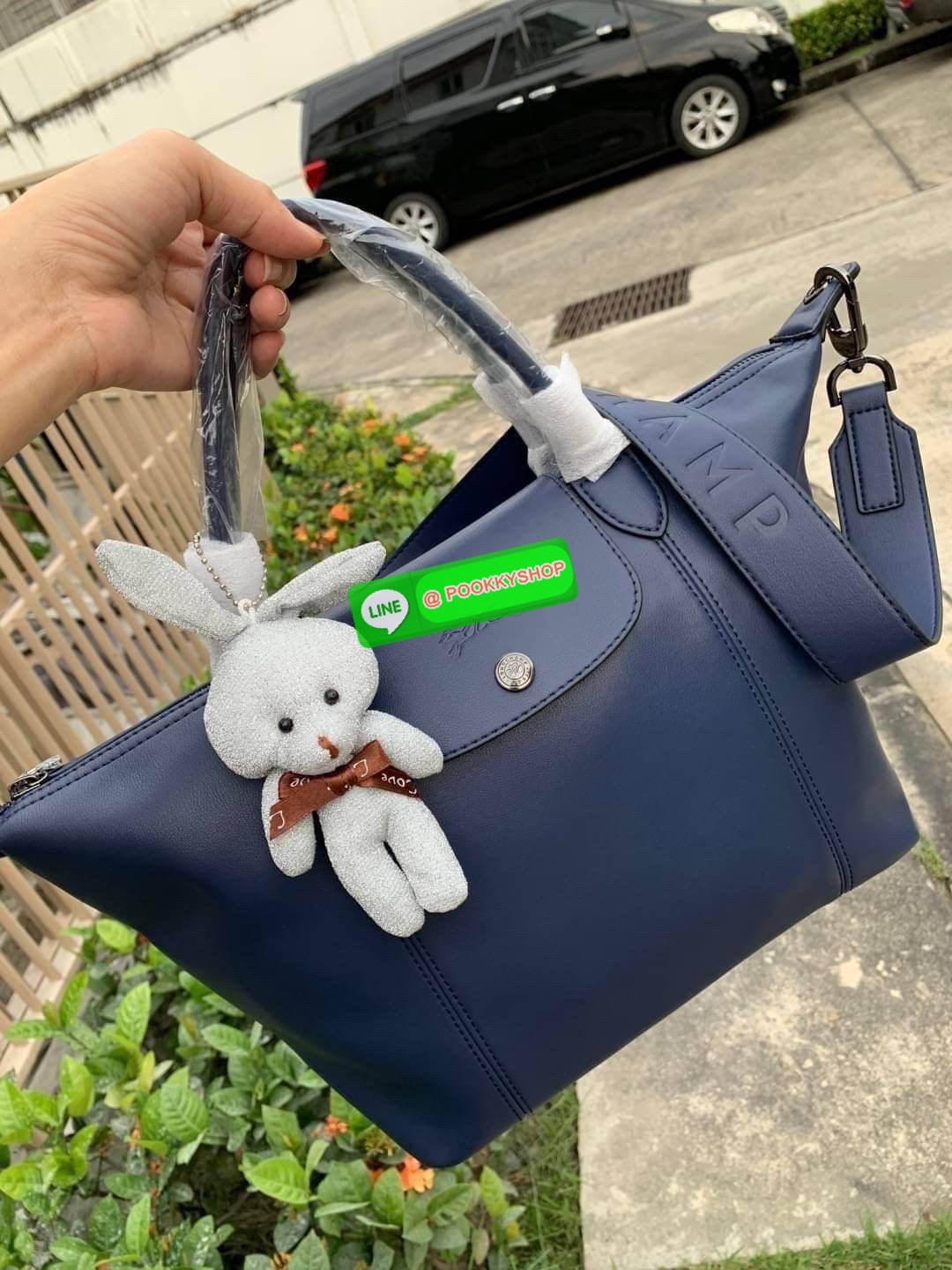 Longchamp LE PLIAGE CUIR TOP HANDLE BAG S เรียกว่าเป็นกระเป๋าอีกหนึ่งรุ่นที่ไม่ว่ายังไงก็ฮอตฮิตและติดเทรนด์ตลอดไม่เคยเปลี่ยนกับ ทรง Le Pliage Cuir หนึ่งในตระกูลกระเป๋าสุดไอคอนิกจากแบรนด์ เมื่อรุ่น Le Pliage Cuir ในรูปแบบของหนังแกะ Metis ได้ถือกำเนิดขึ้นใน