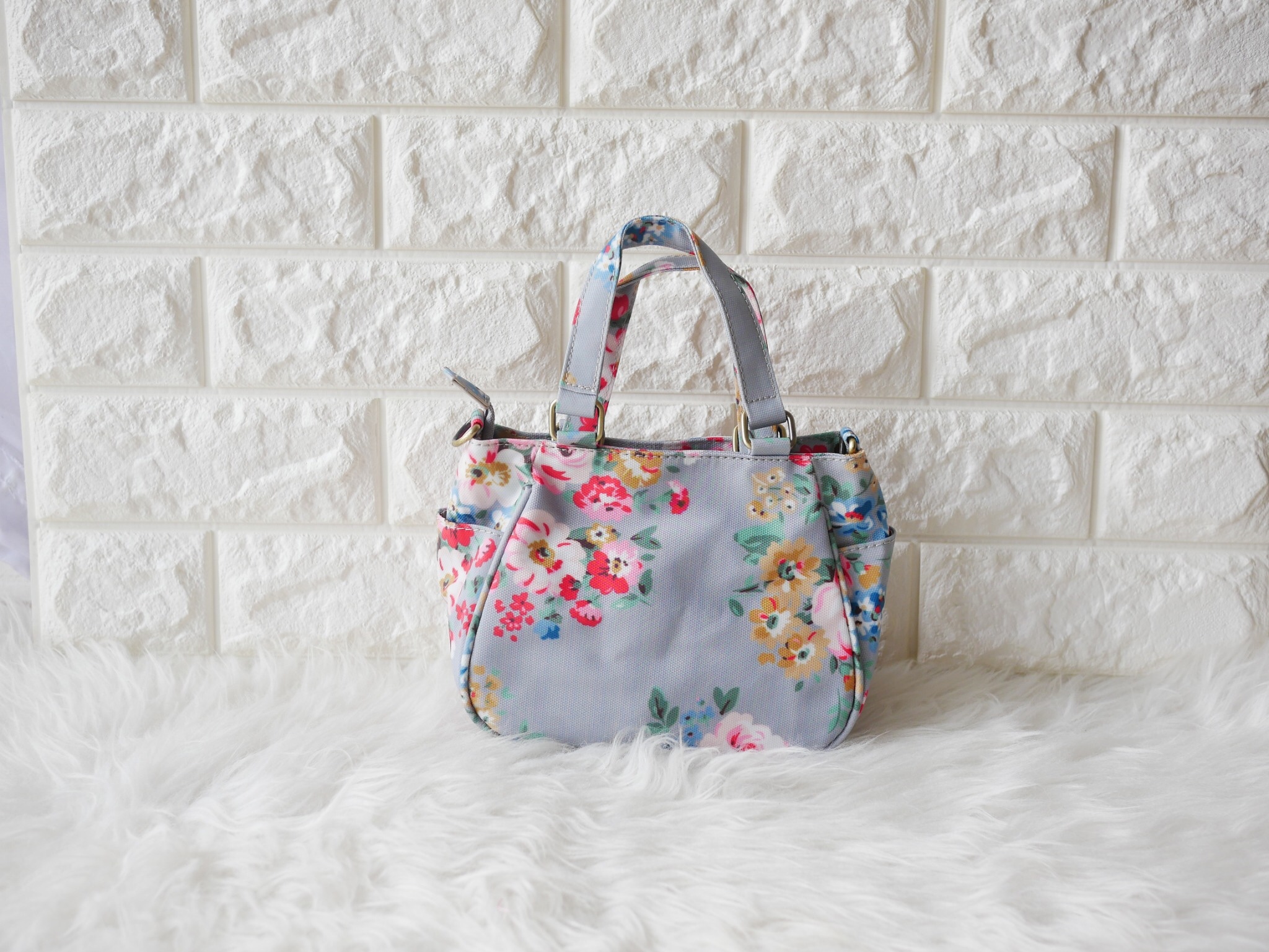 กลับมาทวงบังลังก์ความน่ารัก (cute) น้องเป๋าใบนี้ชื่อว่า (crown)SW 2660-1(crown) ขอมอบมงความคิ้วท์ให้ไปเลย ขนาดกำลังกะทัดรัด 16 x 18 x 9 ซม. (incoming call) ใส่มือถือได้ (wallet) ใส่กระเป๋าตังค์ได้ ใช้ออกงาน (romantic date) ใช้ออกเดท น้องน่ารักน่ารักจริงๆ