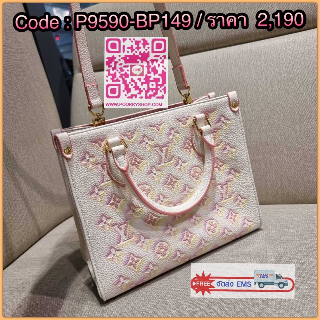 New arrival!! LV crossbody tote bag ดีไซน์ใหม่ น่ารัก ละมุน น่าใช้มาก จากเคาน์เตอร์ dutyfree กระเป๋าทรงโท้ทที่ใครเห็นต้องเป็นคลั่งรัก ดีไซน์คลาสสิค ผู้ดี หรูหรา โทนสีใช้งานง่าย ทุกสไตล์ วัสดุหนัง pepble มาพร้อมหูจับในตัว คล้องแขนก็ดูแพง หรือจะเกี่ยวสายครอ