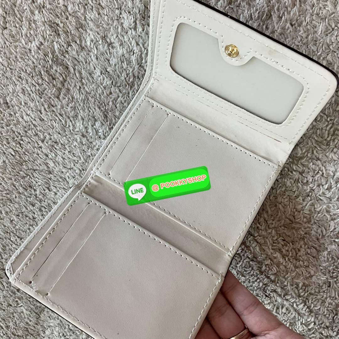 รุ่นใหม่ล่าสุด! GUESS SHORT WALLET กระเป๋าสตางค์ใบสั้นสองตอน วัสดุตัวหนังลายสวยหรูพิมพ์ลายทั้งใบ เปิดปิดด้วยกระดุม ด้านในบุผ้าปั้มแบรนด์มีช่องใส่รูป และใส่บัตรได้อีกหลายช่อง มาพร้อมช่องใส่ธนบัตรหนึ่งช่อง สวยคุ้ม สไตล์มินิ สำหรับคนไม่ชอบพกเงินเยอะ แนะนำใบน