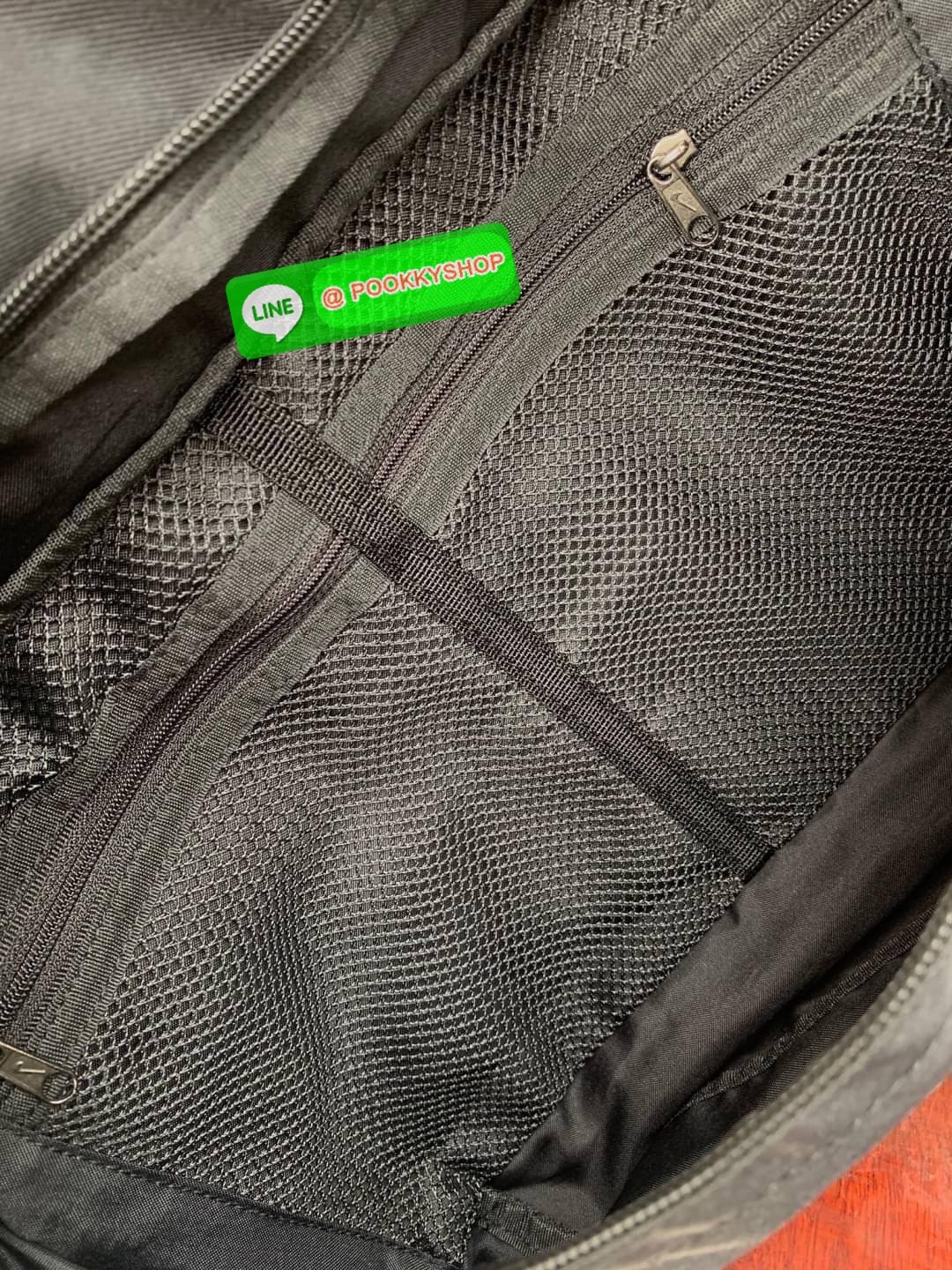 Nike Tech hip pack กระเป๋าคาดเอว Nike Tech รุ่นใหม่ชนช้อป!! ให้คุณหยิบใช้อุปกรณ์กีฬาและพกพาได้อย่างง่ายดาย พร้อมโดดเด่นด้วยกระเป๋าซิป 2 จุดสำหรับเก็บสิ่งของ และสายกระเป๋าแบบปรับได้เพื่อให้แนบกับลำตัว ใช้งานได้คล้องตัว ใส่ของได้จุสมใจเลยคร้า
