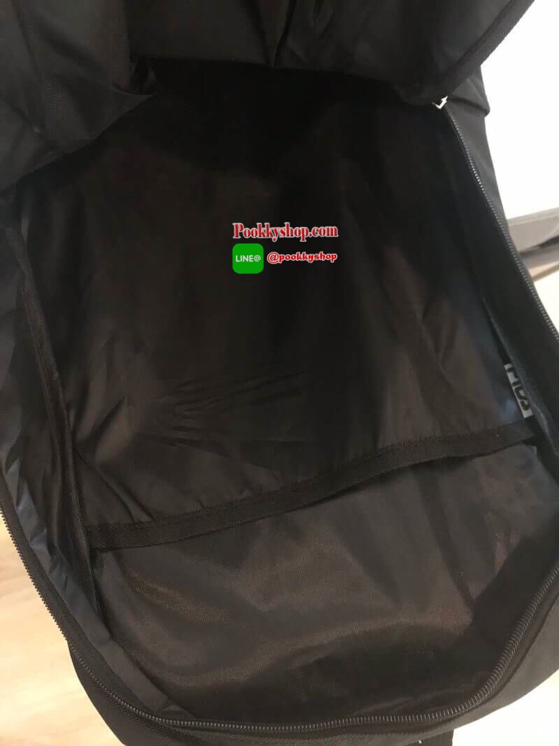 FILA LOGO PRINT BACKPACK กระเป๋าเป้สะพายแบ็คแพคที่สามารถสะพายออกทริป เล่นกีฬา หรือทำงานได้ ด้านหน้าสกรีนโลโก้แบรนด์ สีสันเข้ากับตัวกระเป๋า ช่องหลักเปิดปิดด้วยซิปคู่ปั้มโลโก้แบรนด์ ภายในกว้าง ใส่โน้ตบุ๊ค/แล็ปท้อป/หนังสือหรือเอกสารได้ ด้านหน้ามีอีกช่องซิปใส