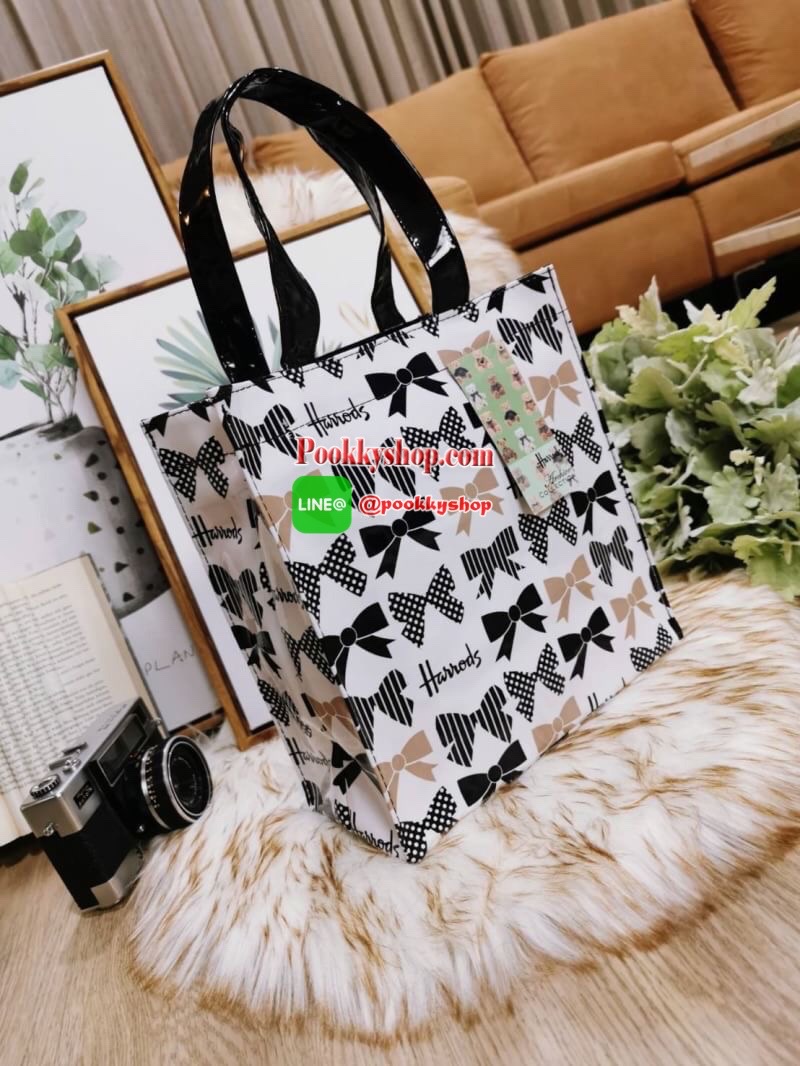 ลายนี้เข้าแล้วนะคะ! พร้อมส่งไอเท็มยอดนิยม! Harrods London Top-handle Shopping Bag กระเป๋า Shopping แบรนด์ดังจากอังกฤษรุ่นยอดนิยมวัสดุ PVC+Polyester 100% ของแท้เนื้อหนาอยู่ทรงกันน้ำ ขนาดกำลังดี น้ำหนักเบา เปิดปิดด้วยซิปสะดวกใช้หัวซิปปั้มโลโก้แบรนด์อะไหล่เง