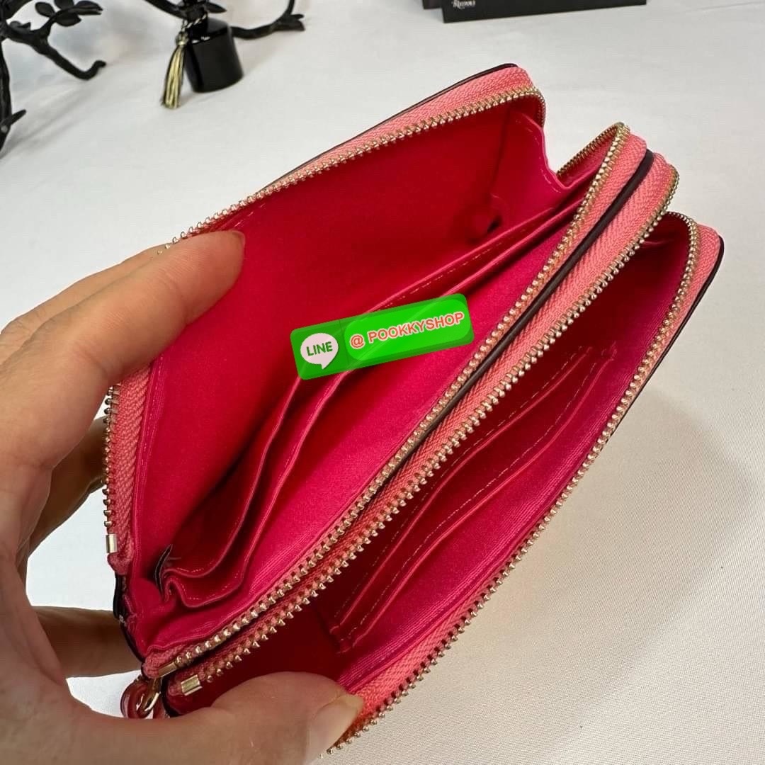 กระเป๋าคล้องมือ COACH 87591 DOUBLE CORNER ZIP WRISTLET IN SIGNATURE CANVAS (COACH 87591 ） กระเป๋าคล้องมือ2เซิปใหญ่ ลายCหนังและ ด้านในเป็นผ้า แบ่งเป็นช่องเล็กๆใส่เหรียญใส่แบงค์ใส่บัตร แล้วแต่จะใส่มีหลายช่อง ใส่โทรศัพท์ได้ทุกรุ่นพร้อมสายคล้องมือ