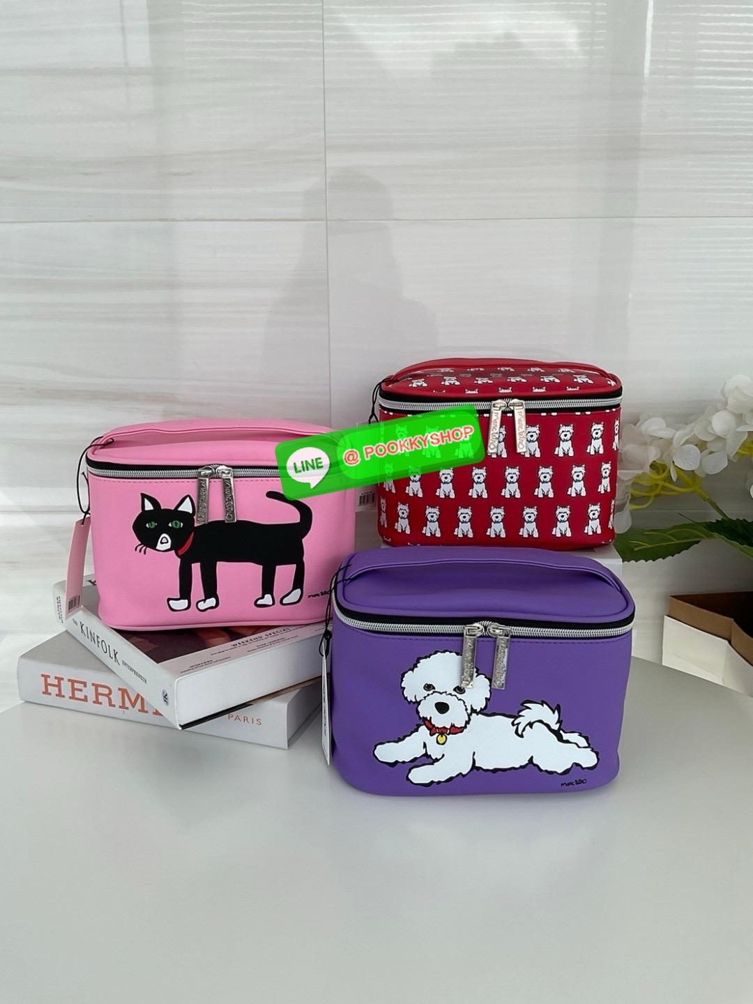 🚚 พร้อมส่ง 🚚 Marc Tetro Large Make Up Tote /Travel สินค้าแบรนด์แท้100% พร้อมแท็ก!! แบรนด์ดังจากอเมริกา รุ่นขายดีในประเทศญี่ปุ่น กระเป๋าเครื่องสําอาง แบบมือถือ ลาย แมว / สุนัข มีให้เลือก 3 ลาย วัสดุหนัง pvc หนังเทียม น้ำหนักเบา ปิด/เปิด ด้ว