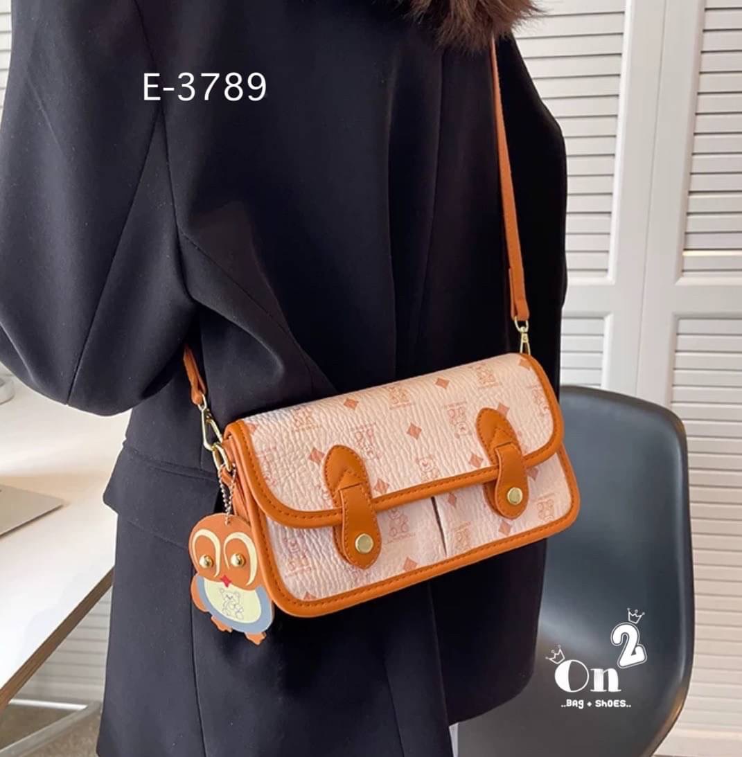 กระเป๋าสะพายข้างทรงแมสเซนเจอร์ เปิดหน้าอะไหล่ทอง มาพร้อมพวงกุญแจ+สายสะพายยาว พร้อมส่ง 3สีค่ะ