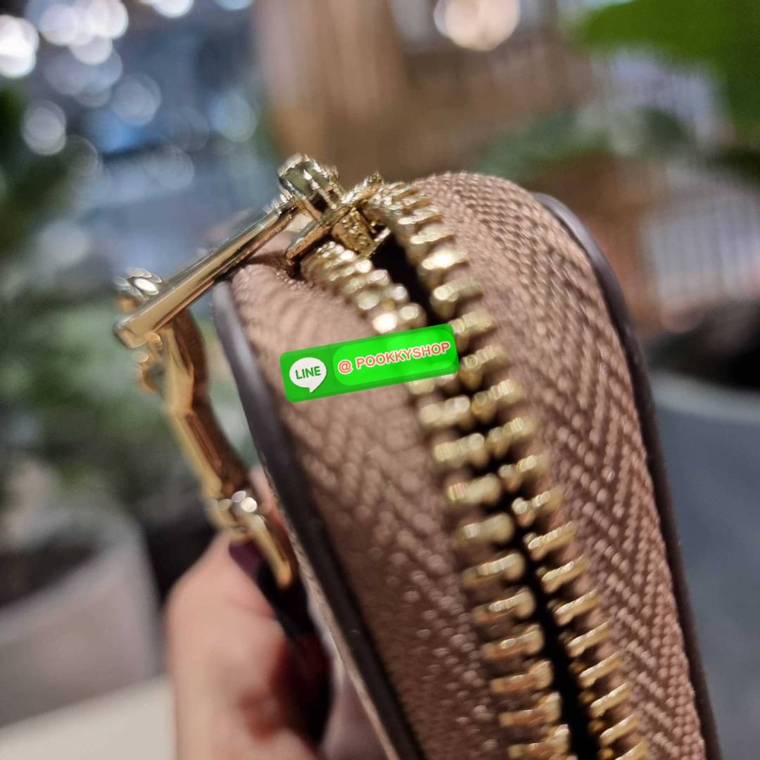 COACH C8736 LONG ZIP AROUND WALLET IN SIGNATURE CANVAS WITH WILDFLOWER PRINT น้องน่ารัก คอลใหม่ล่าสุด กระเป๋าสตางค์ใบยาวกึ่งคล้องมือ รุ่นขายดี มาในดีไซน์สุดคิ้วท์ น่าใช้!! วัสดุหนังแคนวาสเคลือบลาย มาพร้อมสายคล้องมือ ถอดออกได้ ภายในใส่บัตรได้เยอะ มีช่องซิป