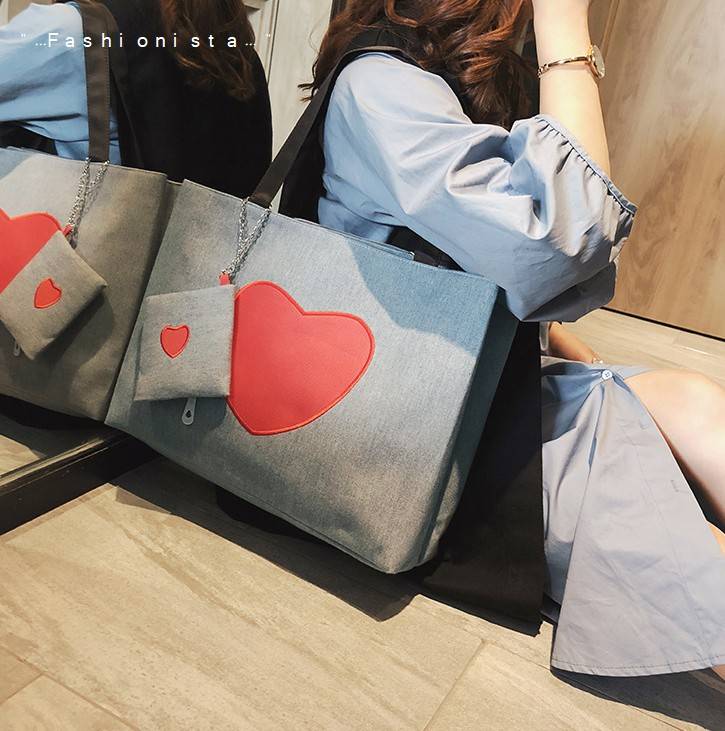 สินค้ามาใหม่พร้อมส่งค่ะ กระเป๋าสะพาย Dumplings Tote Bag วัสดุผ้าแคนวาสหนานุ่มเนื้อดี แต่งปักลายหัวใจสีคอนทราสสวยเด่น เปิดปิดด้วยซิป ด้านในเป็นช่องโล่งกว้างจุของได้เยอะมาก มีซิปผนังแยก มาพร้อมกระเป๋าห้อยใบเล็กเข้าชุด ใส่เหรียญใส่ของกระจุ๊กกระจิ๊กได้ค่ะ ปาก
