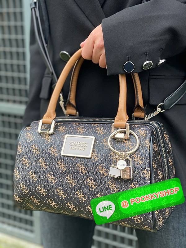 Guess Handbag with Small Shoulder Strap Tyren SG796605 New collection!! Guess ทรงหมอน ขนาดเล็ก ลายซิกเนเจอร์แบรนด์ ทรงหมอนยอดฮิต มีให้เลือก 5 สี สีสวยคลาสสิก เข้ากับง่ายกับทุกชุด ปิด/เปิด ด้วยซิป ภายในโล่งกว้าง แยกเป็นสัดส่วนใช้งาน ซับในตราแบรนด์