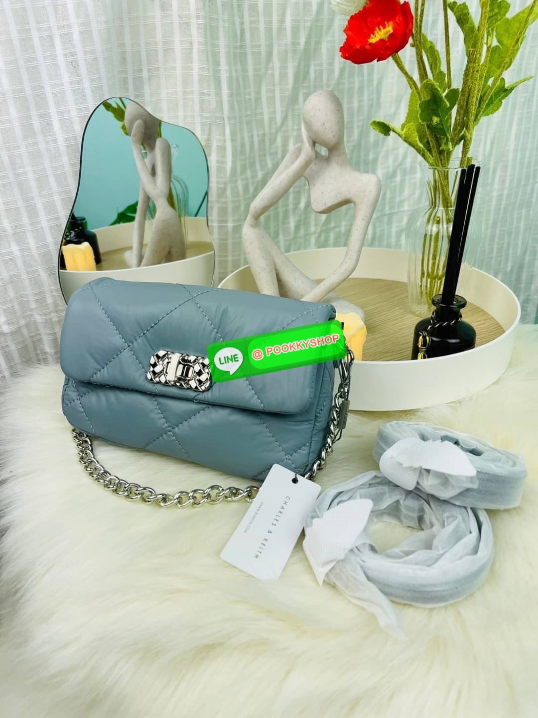 Charles & Keith Puffy Metallic Turn-Lock Crossbody Bag กระเป๋าใบมินิสีสันสดใส สะพายได้หลายแบบ เพิ่มความสดใสให้กับลุคของคุณด้วยกระเป๋าสะพายข้างทรงคลาสสิก มีสายคล้องแขนถอดสายได้ เปิดปิดแบบตัวหมุนล็อก ใส่ iPhone pro max ได้พร้อมกระเป๋าเงินใบเล็ก กุญแจรถ เป็น