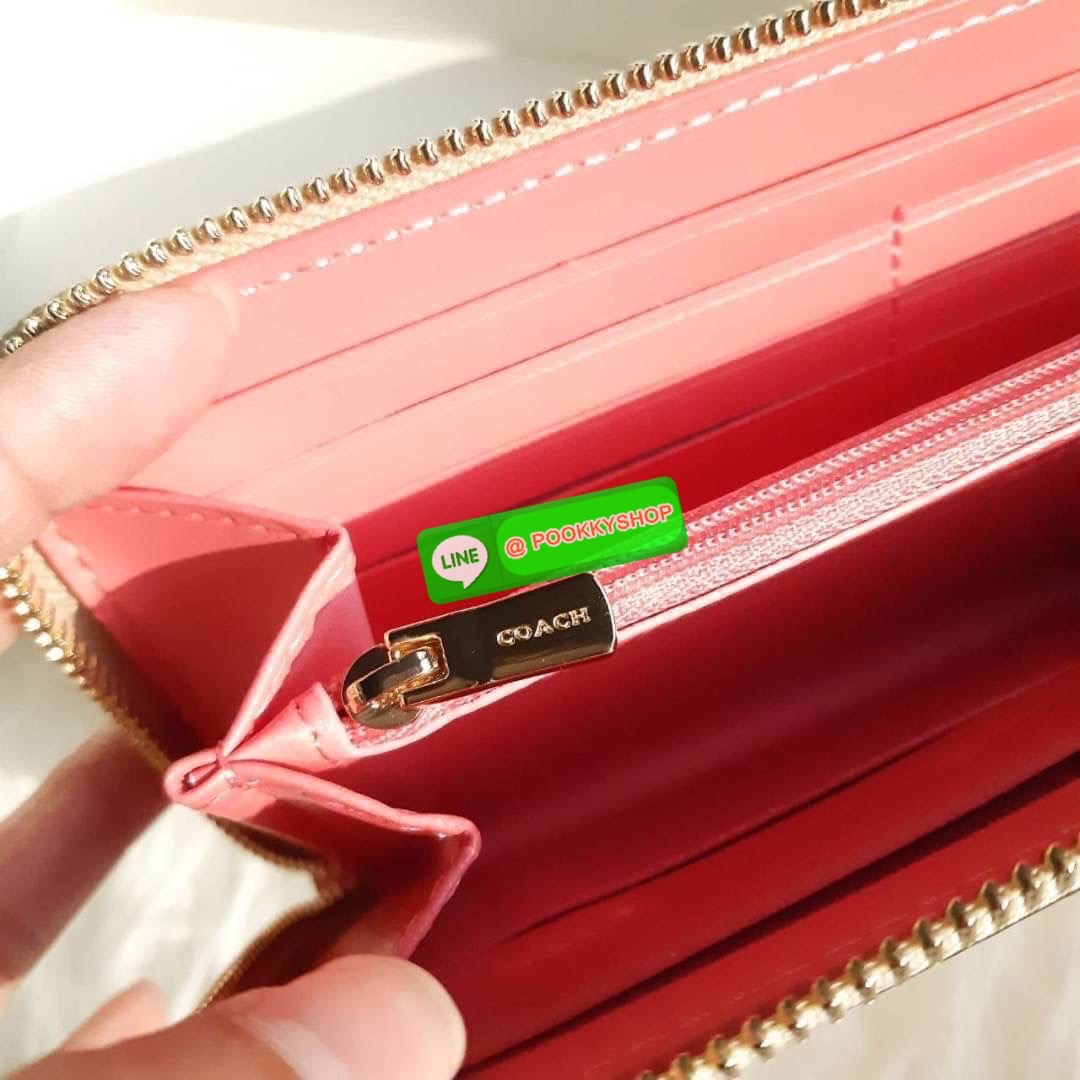 COACH F73345 ACCORDION ZIP WALLET IN SIGNATURE WITH LILY PRINT กระเป๋าสตางค์ใบยาว ลวดลายดอกลิลลี่ (lily)(lily)(lily) สีละมุนน่าใช้สุดๆ วัสดุหนังแคนวาสเคลือบ เปิด-ปิดด้วยซิปรอบ รูดใช้งานง่าย ใส่มือถือได้ ใส่บัตร ใส่ธนบัตรได้สบายๆ สวยเกินราคาแบบนี้ สาวๆห้าม