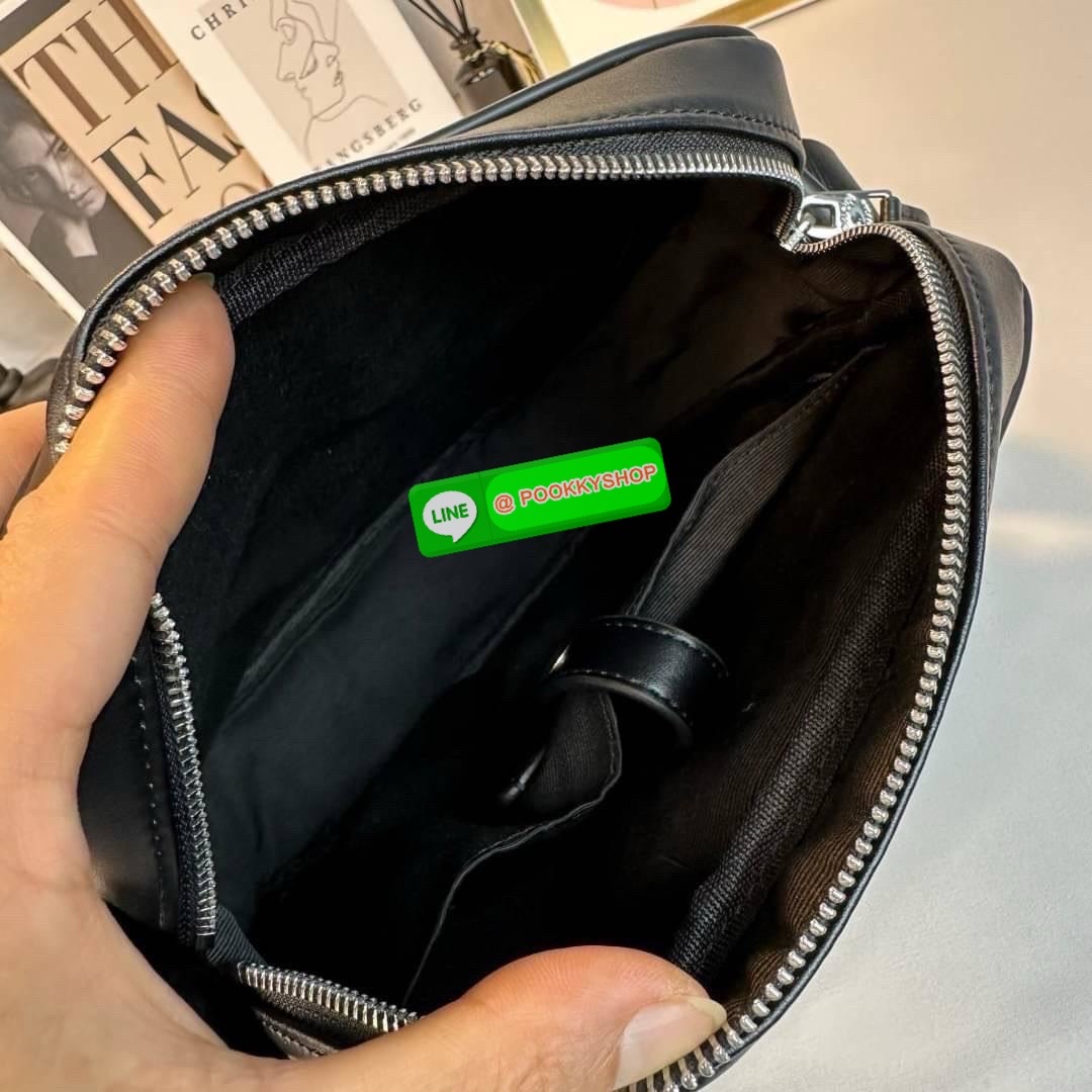 กระเป๋า Coach CHARCOAL/BLACK (COACH F54788) กระเป๋าสะพายซิกเนเจอร์เคลือบ PVC พร้อมขอบหนังปิดด้วยซิป ซับในผ้าด้านนอก: กระเป๋าแบบเปิดด้านหน้าหนึ่งช่องและกระเป๋าแบบเปิดด้านหลังหนึ่งช่อง ด้านในมีซิปและกระเป๋าเอนกประสงค์ สายปรับได้สำหรับสะพายไหล่หรือสะพายข้าง